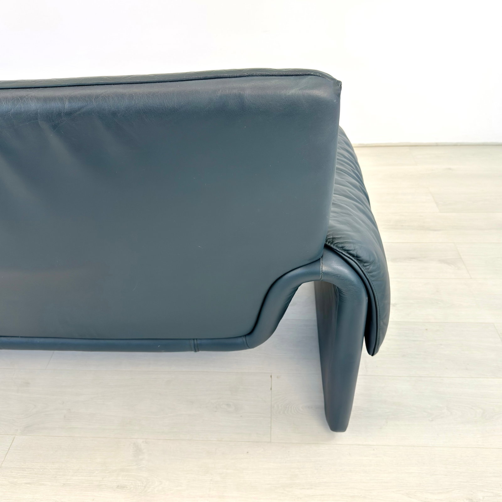 DE SEDE DS2011 LEATHER SOFA - 16