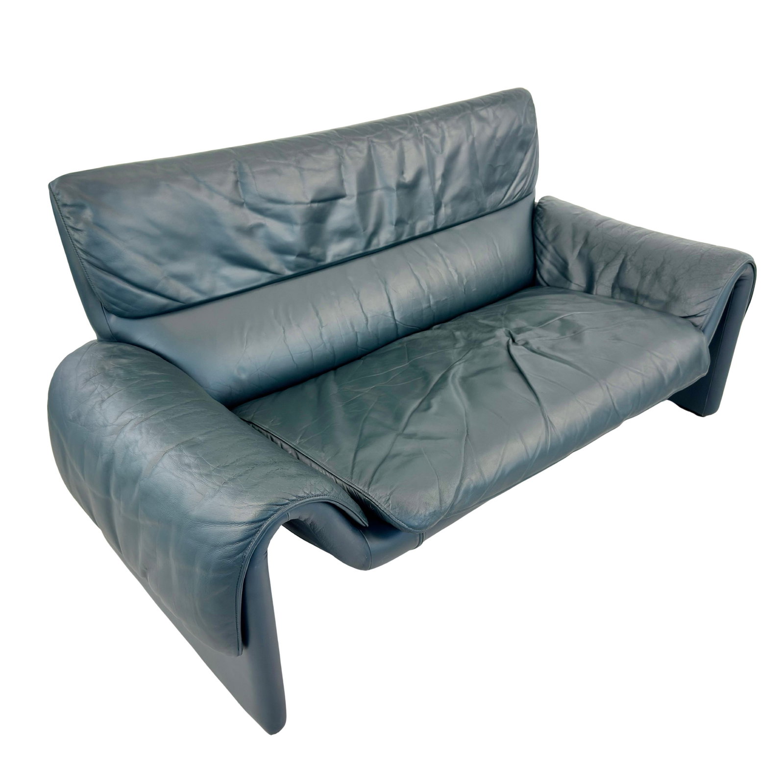 DE SEDE DS2011 LEATHER SOFA: Dimensions: H 32” x W 63” x D 30” x SH 16”. Dark blue/green leather DS2011 two-seater sofa from De Sede, 1970s.