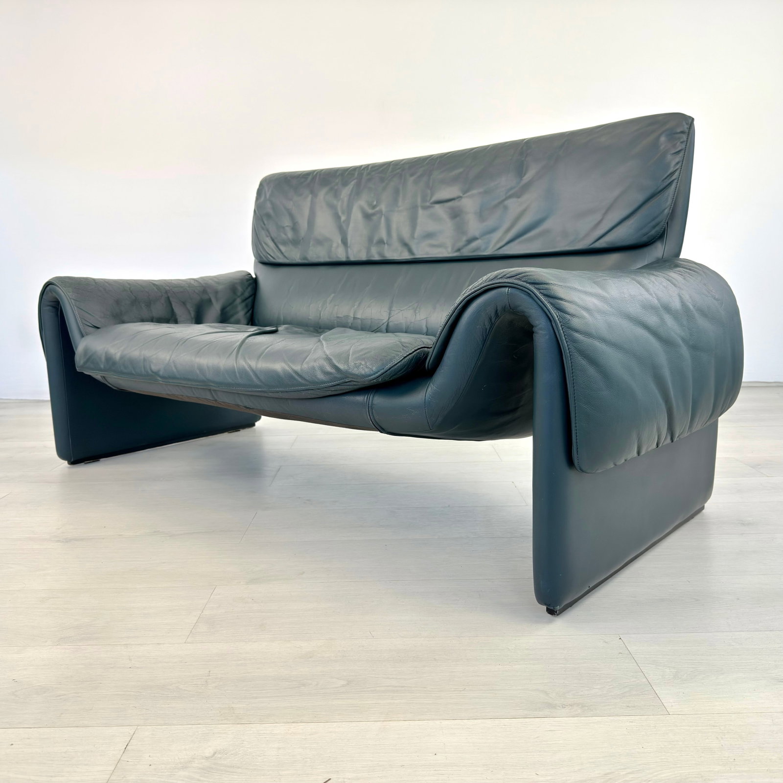 DE SEDE DS2011 LEATHER SOFA - 4