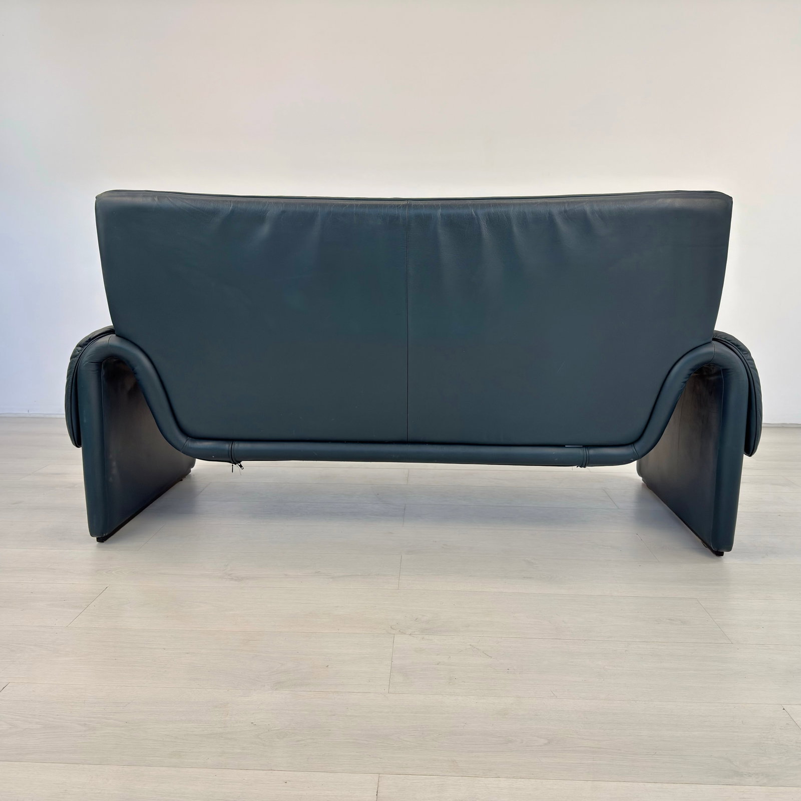 DE SEDE DS2011 LEATHER SOFA - 8