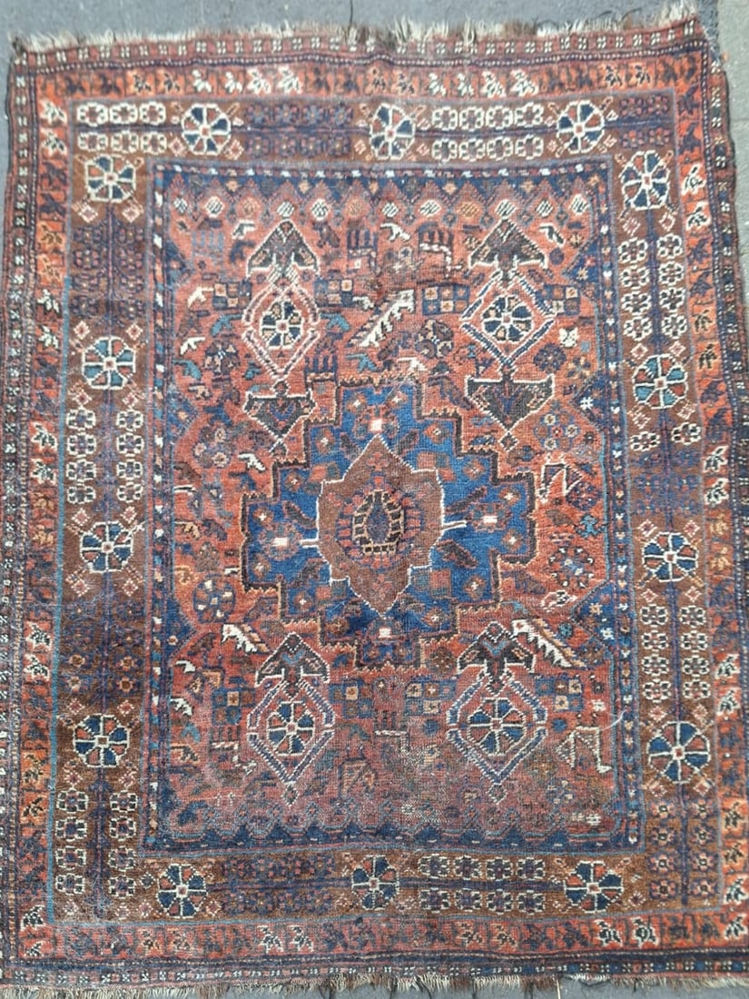 ANTIQUE PERSIAN SHIRAZ WOOL RUG: Dimensions: H 4'7" x W 3'7". Antique Persian Shiraz wool rug with geometric design.