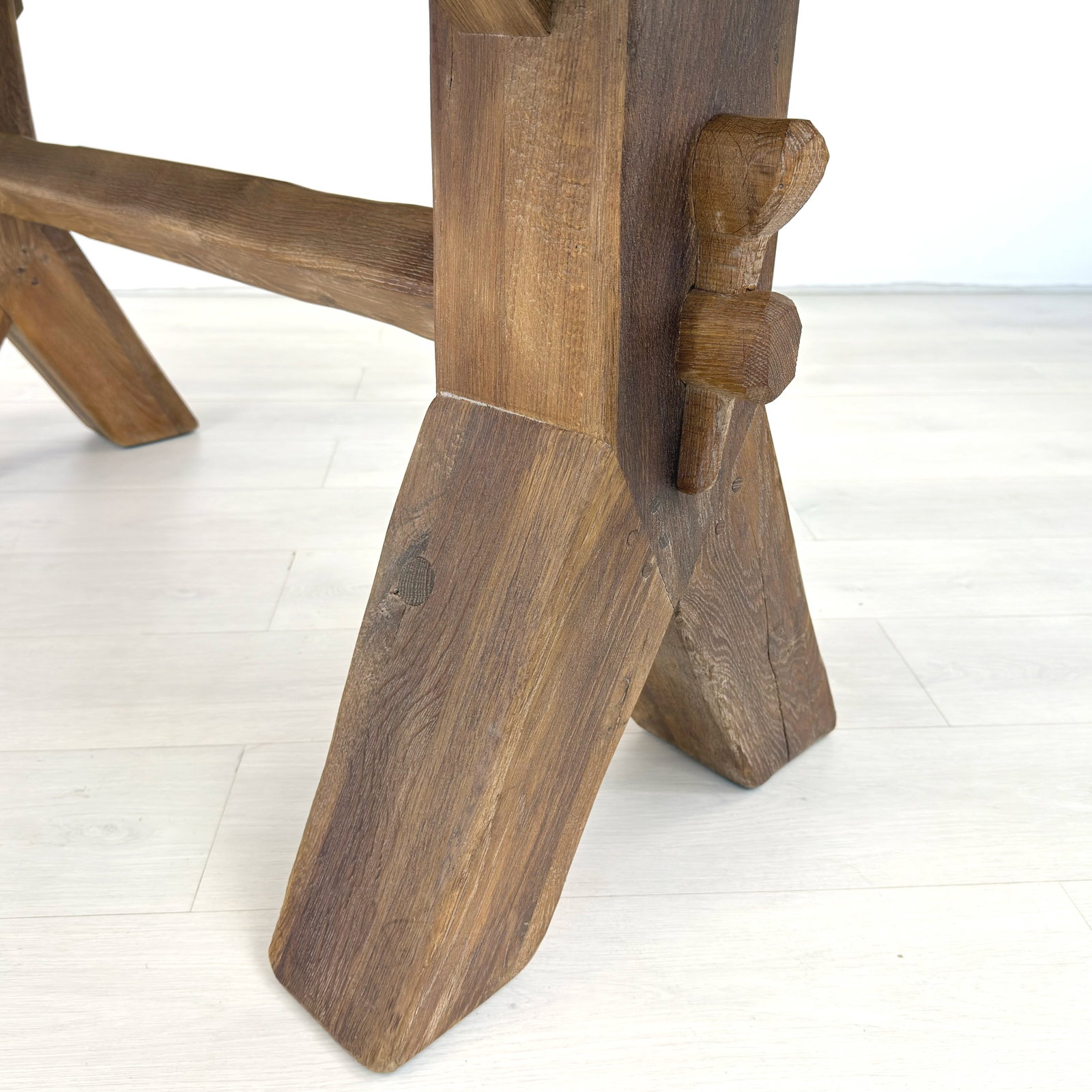 DE PUYDT DINING TABLE - 11