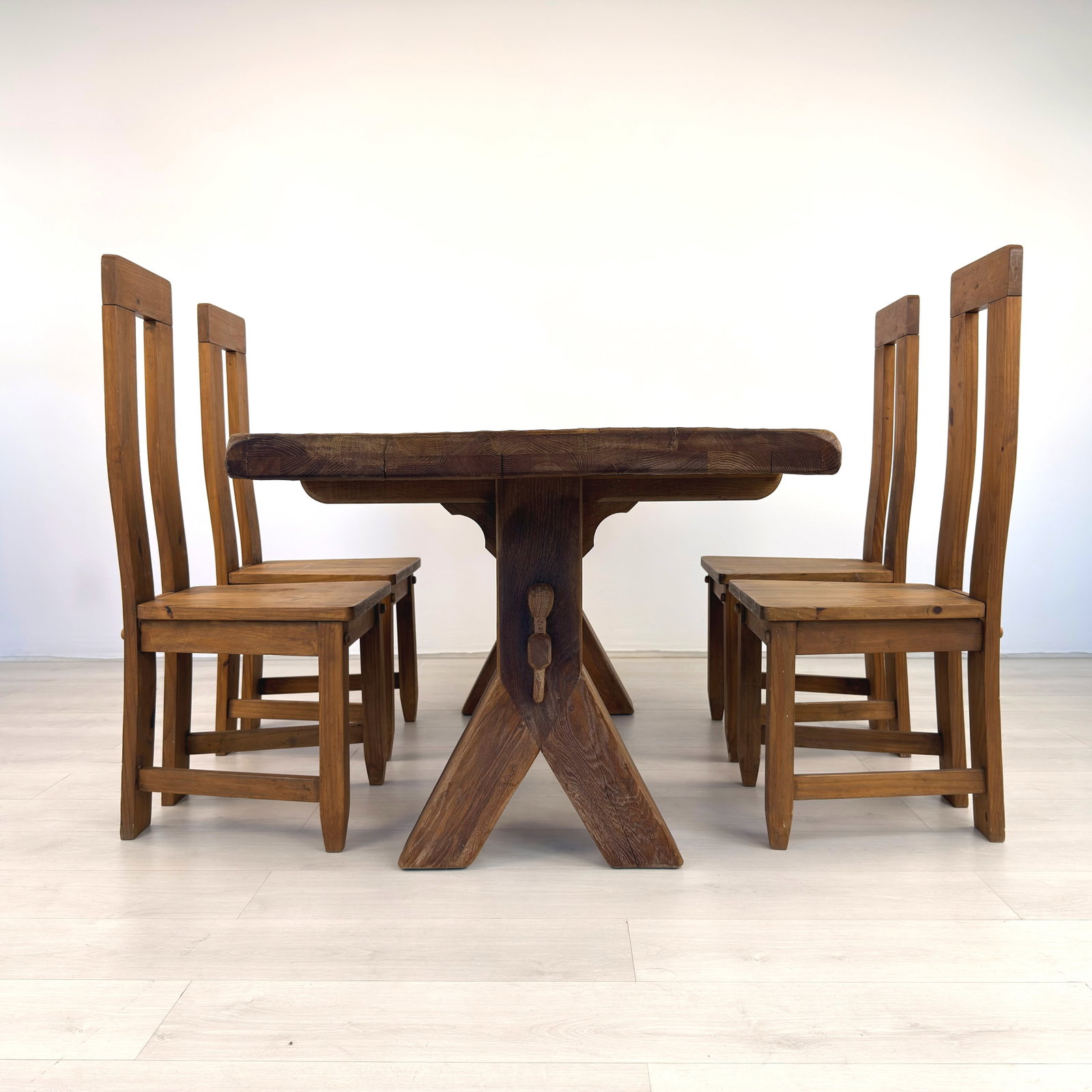 DE PUYDT DINING TABLE - 12