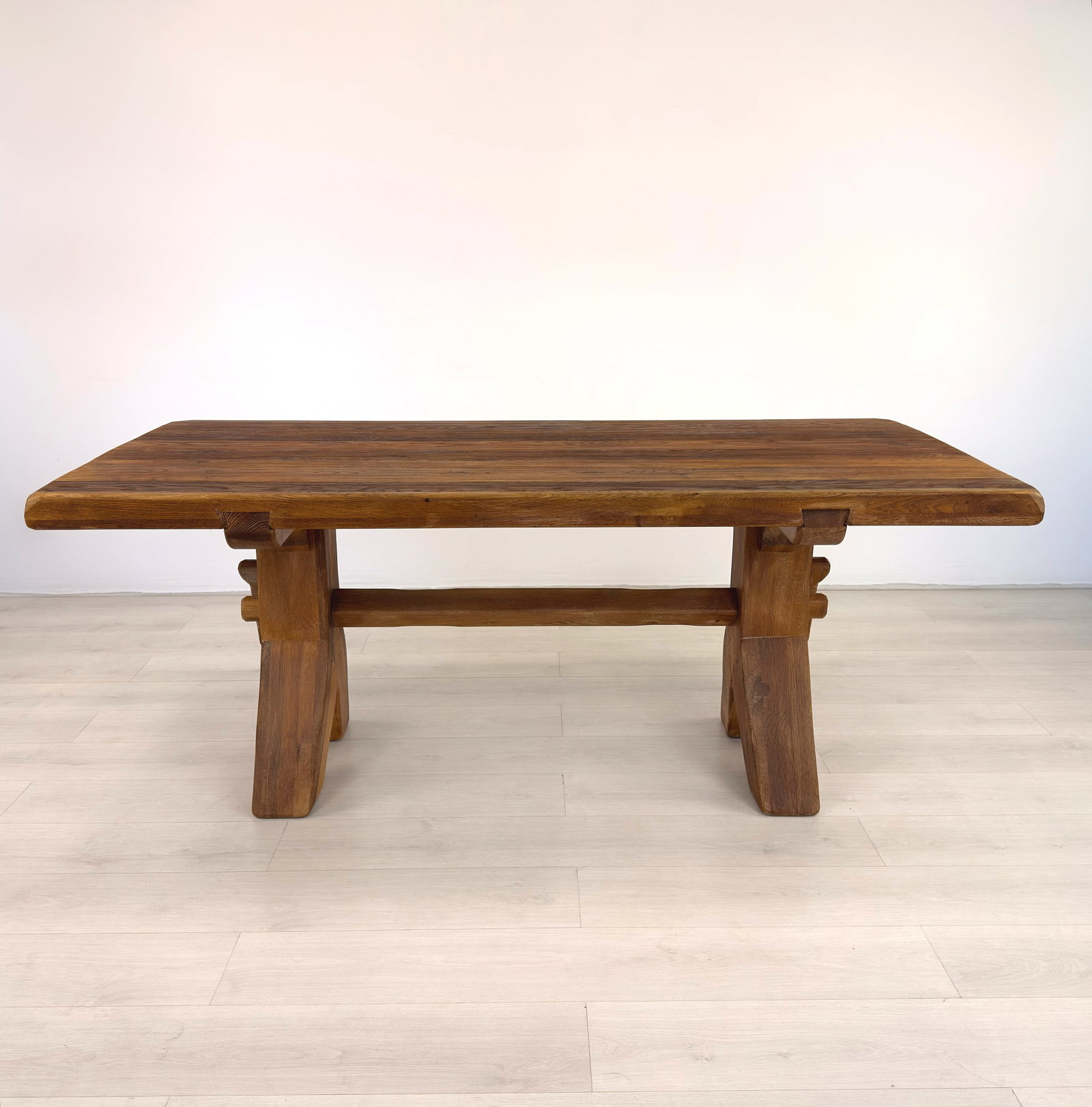 DE PUYDT DINING TABLE - 2