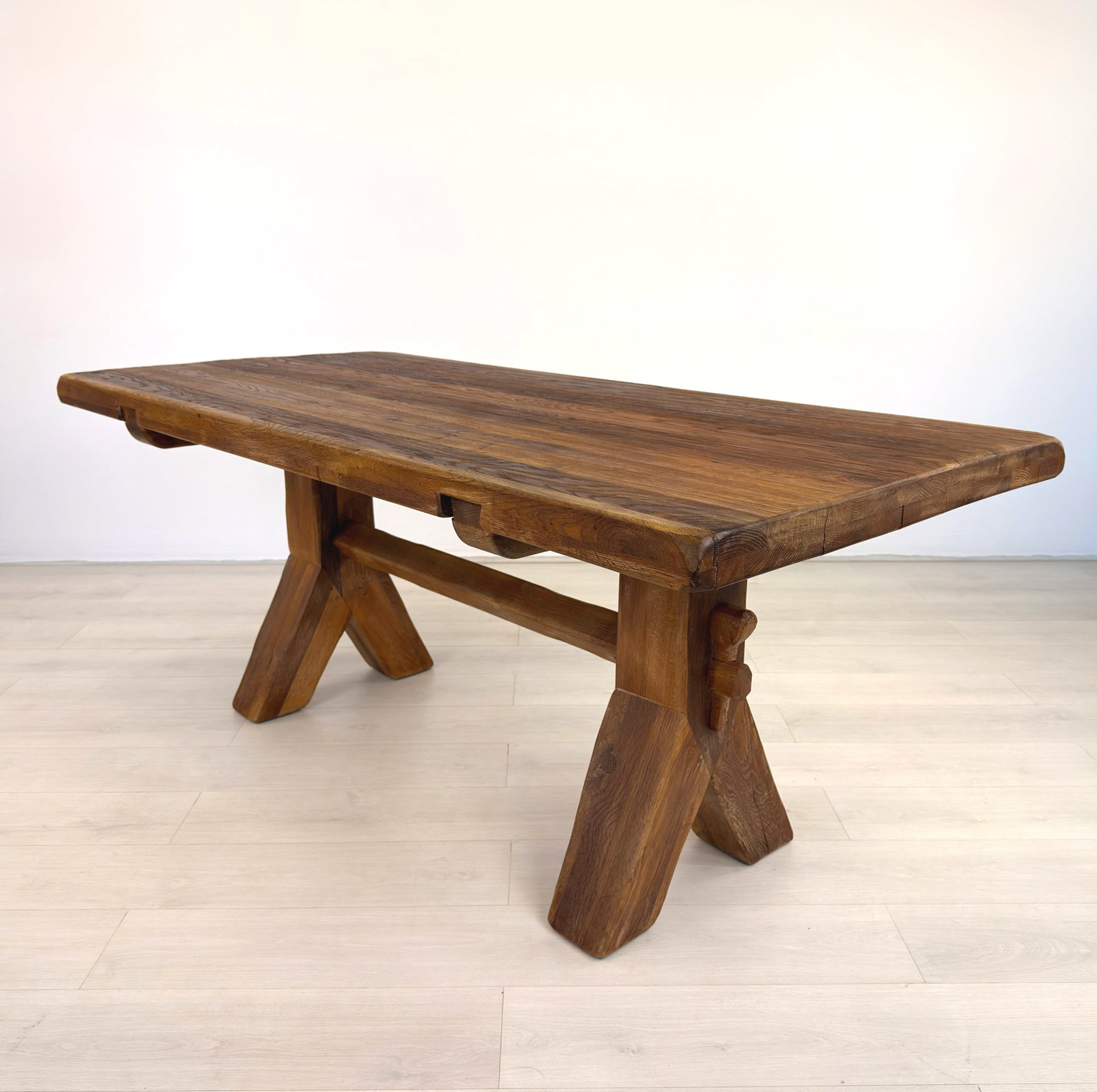 DE PUYDT DINING TABLE - 4