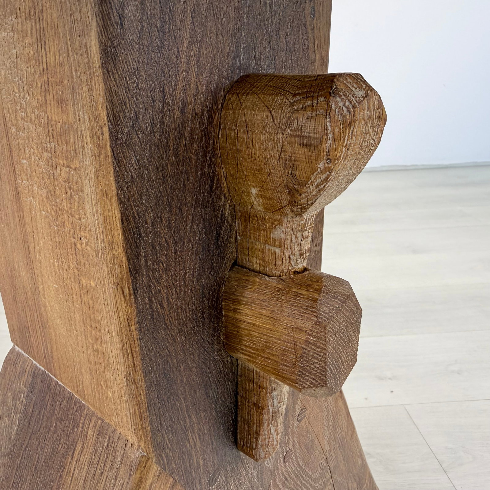 DE PUYDT DINING TABLE - 8