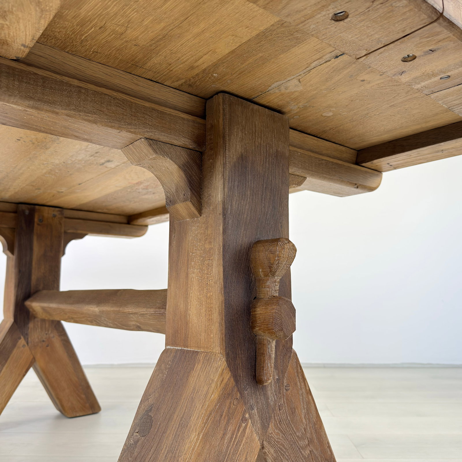 DE PUYDT DINING TABLE - 9