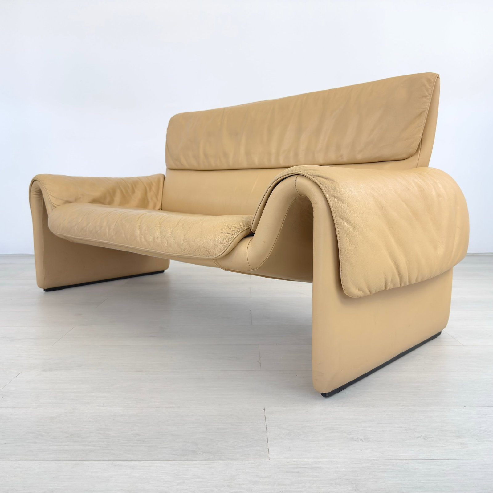 DE SEDE DS-2011 LEATHER SOFA - 3