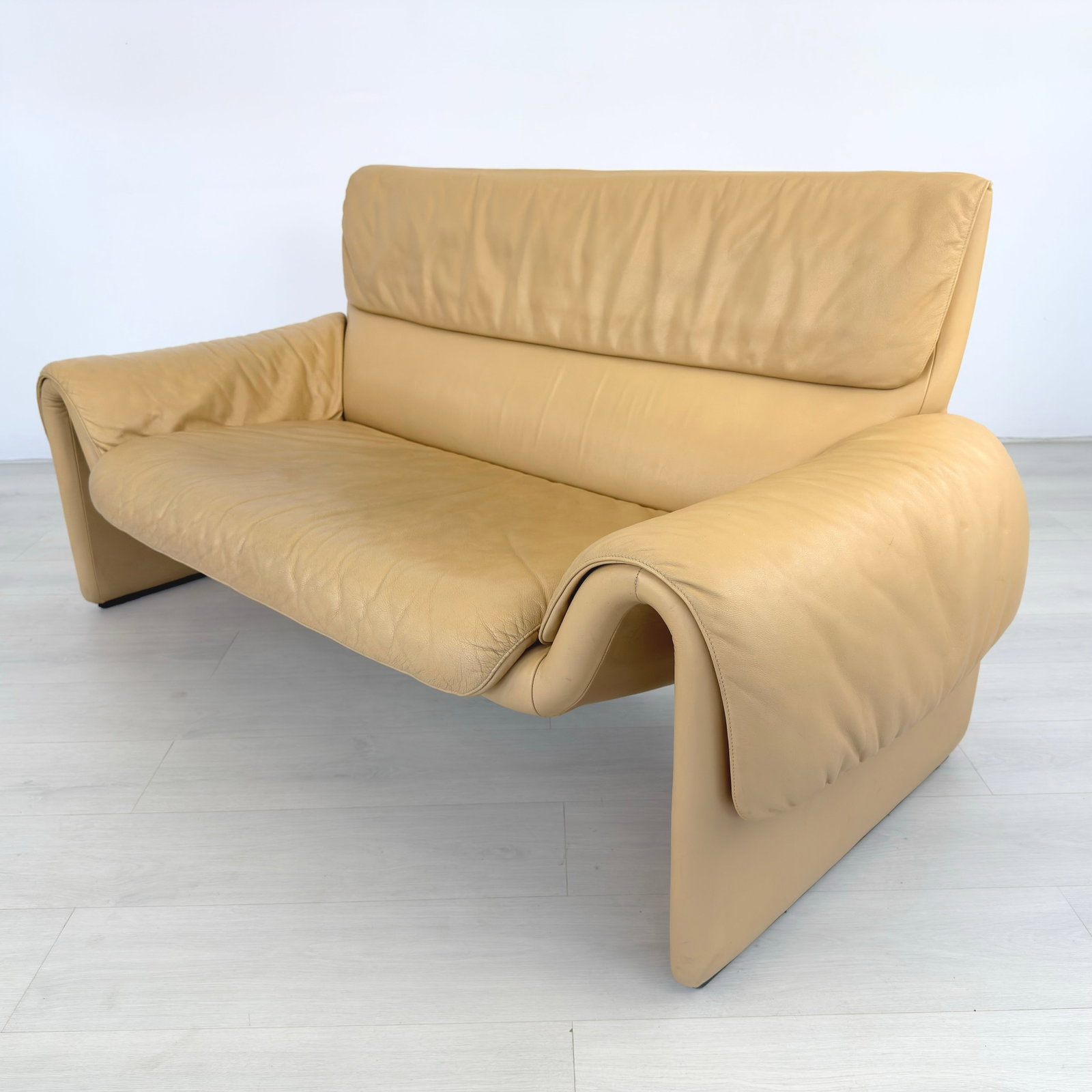 DE SEDE DS-2011 LEATHER SOFA - 4