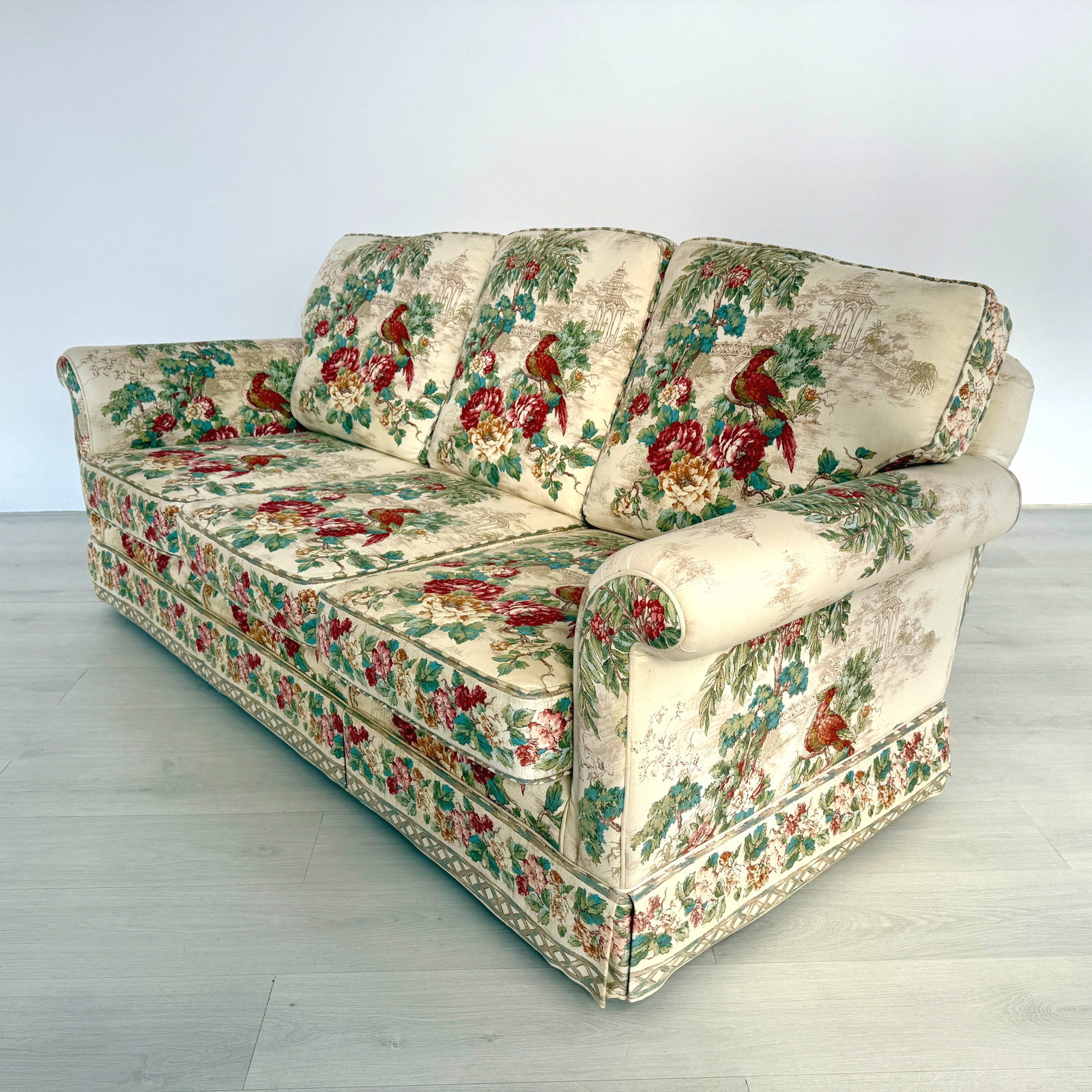 MEDALLION THREE-SEATER SOFA - 3