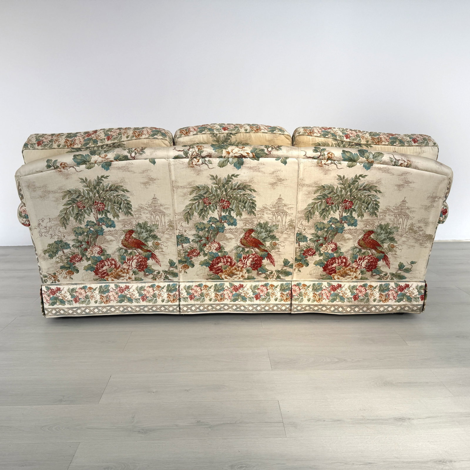 MEDALLION THREE-SEATER SOFA - 7
