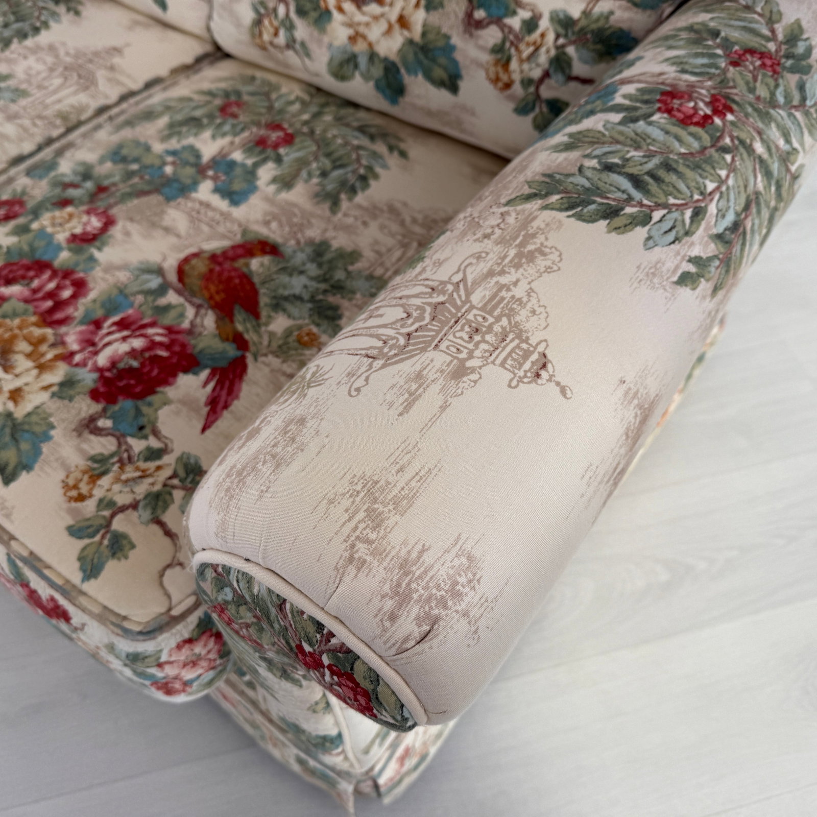 MEDALLION THREE-SEATER SOFA - 8