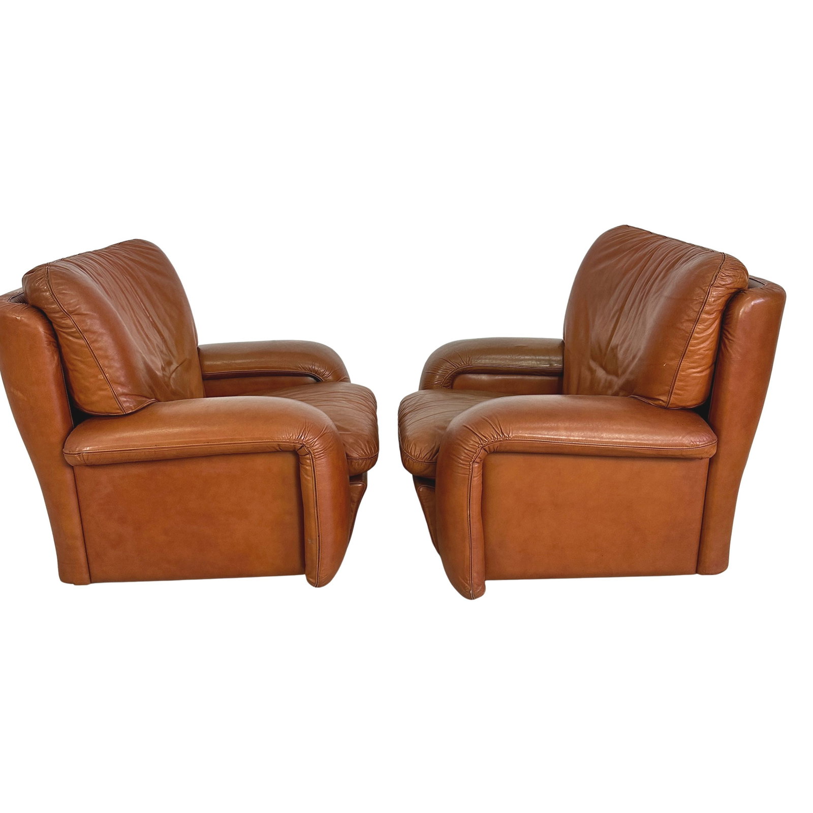 LOUNGE CHAIRS MANNER OF BUSNELLI, A PAIR: Dimensions: H 32” x W 39.3” x D 33” x SH 17”. Pair of Vintage Italian brown leather lounge chairs manner of Busnelli, from the 1970s.