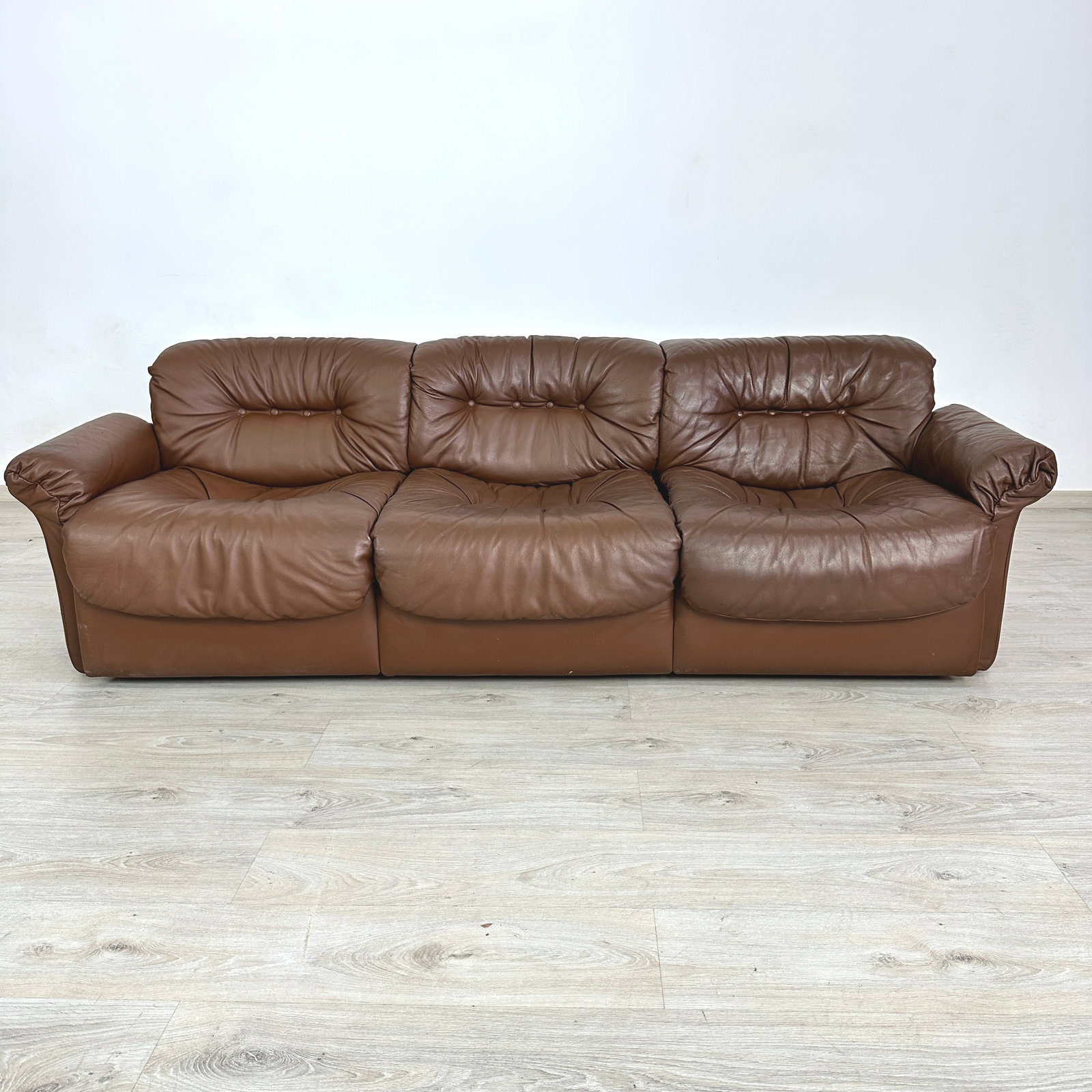 LEATHER SOFA ATTR DE SEDE - 2