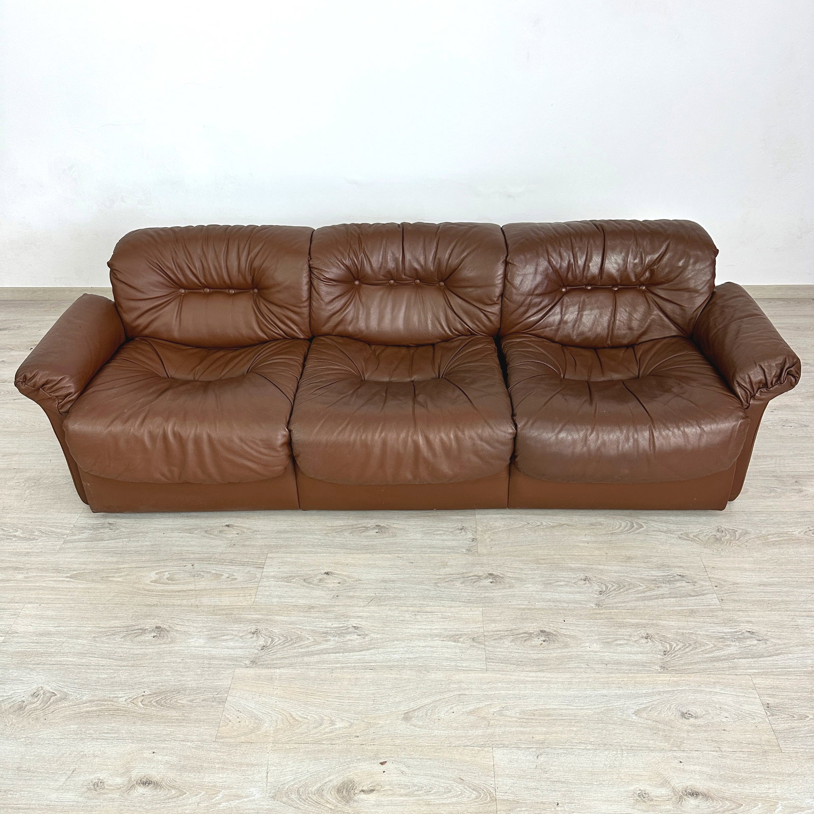 LEATHER SOFA ATTR DE SEDE - 3