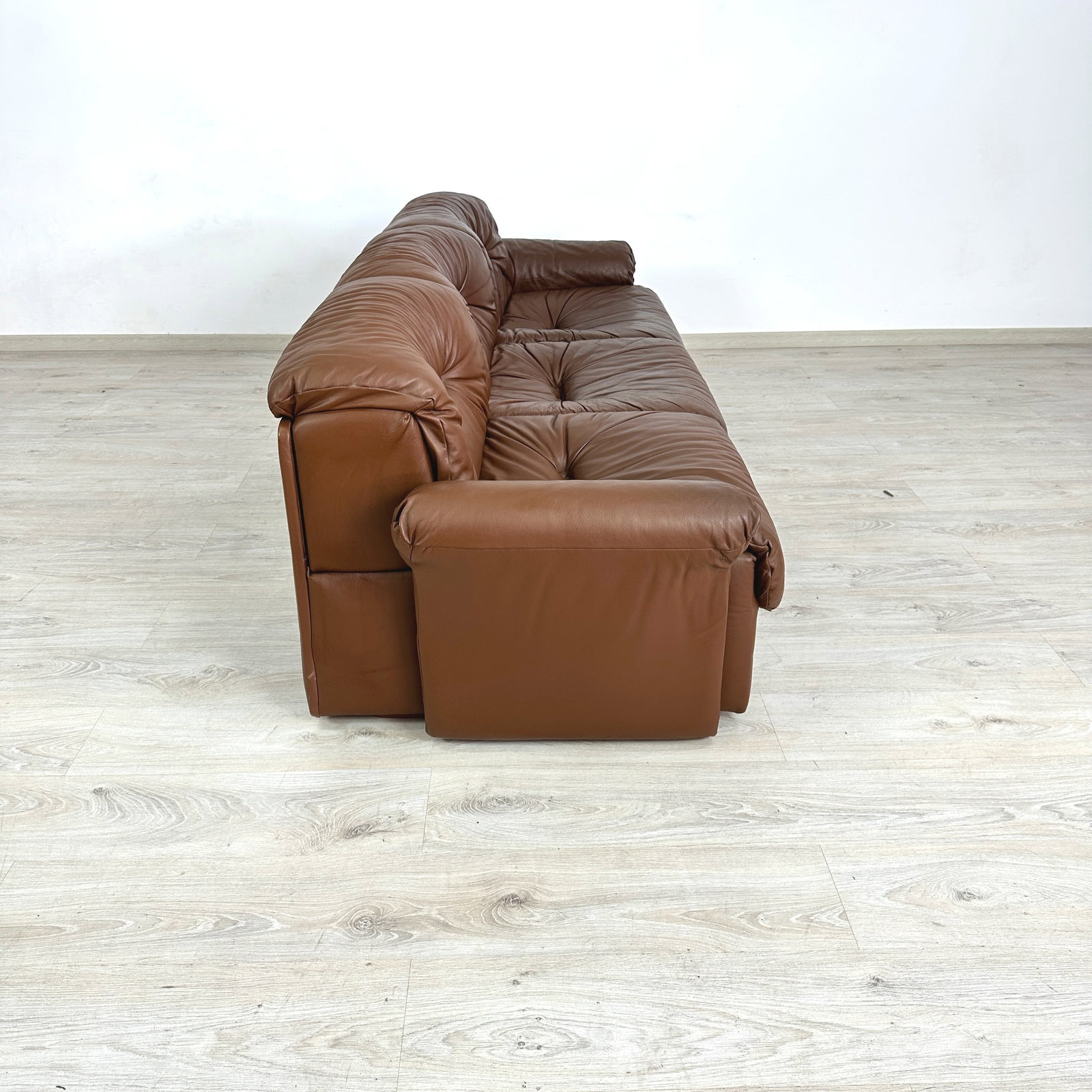 LEATHER SOFA ATTR DE SEDE - 4
