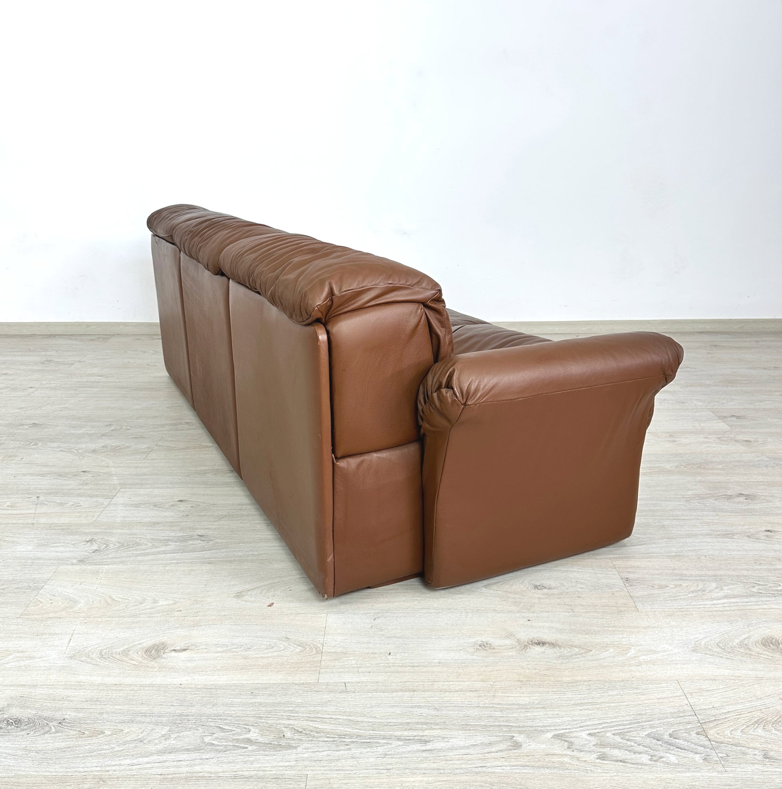 LEATHER SOFA ATTR DE SEDE - 5