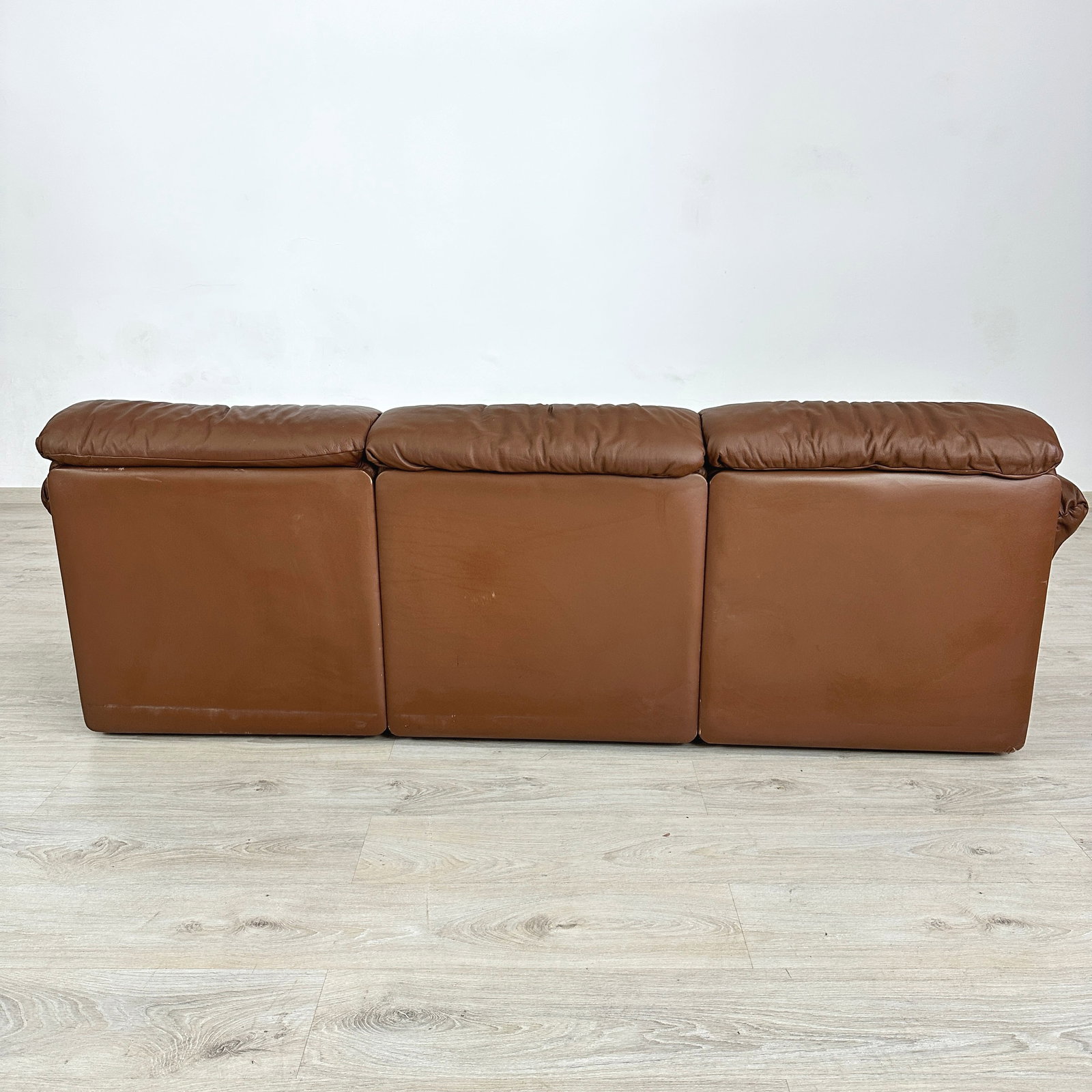 LEATHER SOFA ATTR DE SEDE - 6