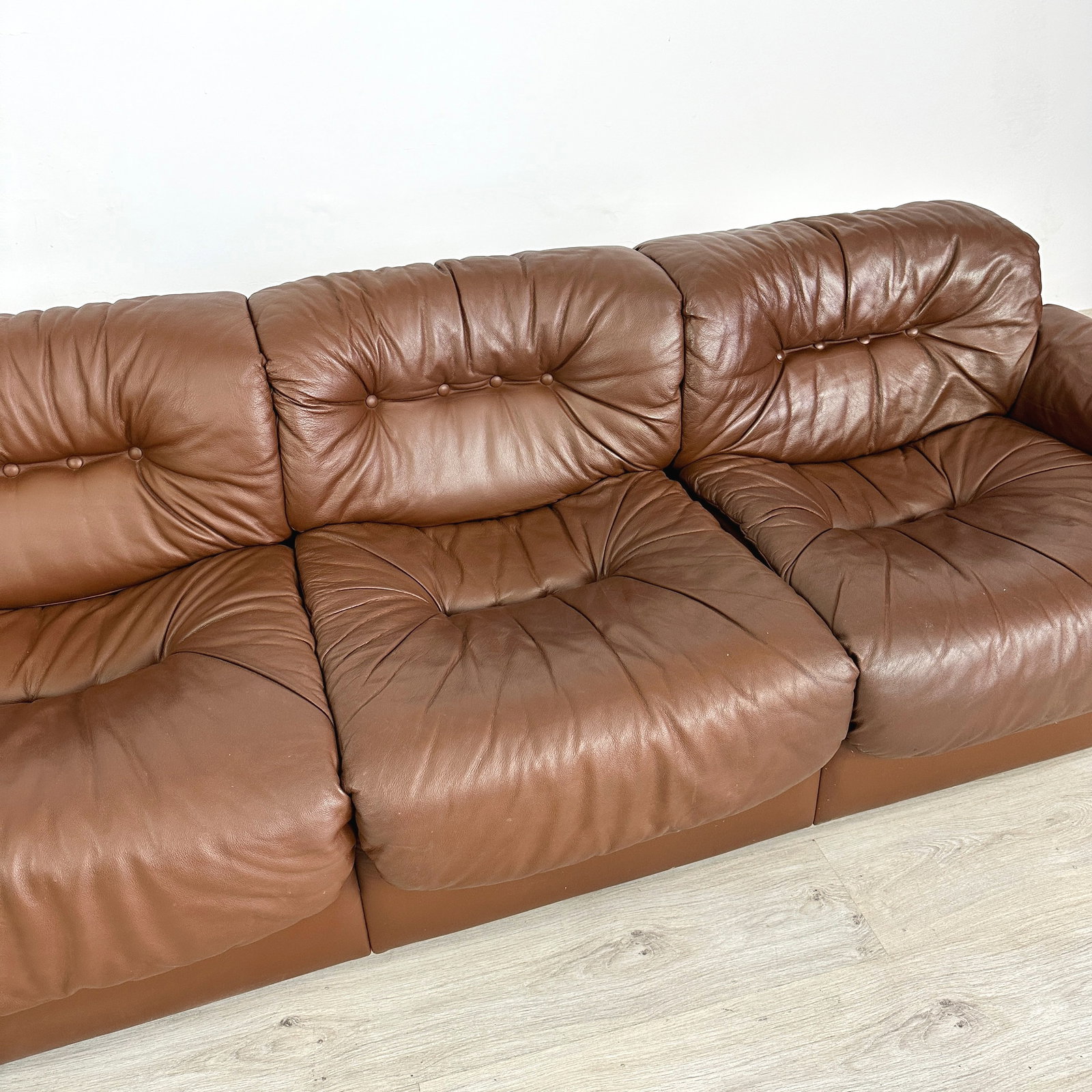 LEATHER SOFA ATTR DE SEDE - 7