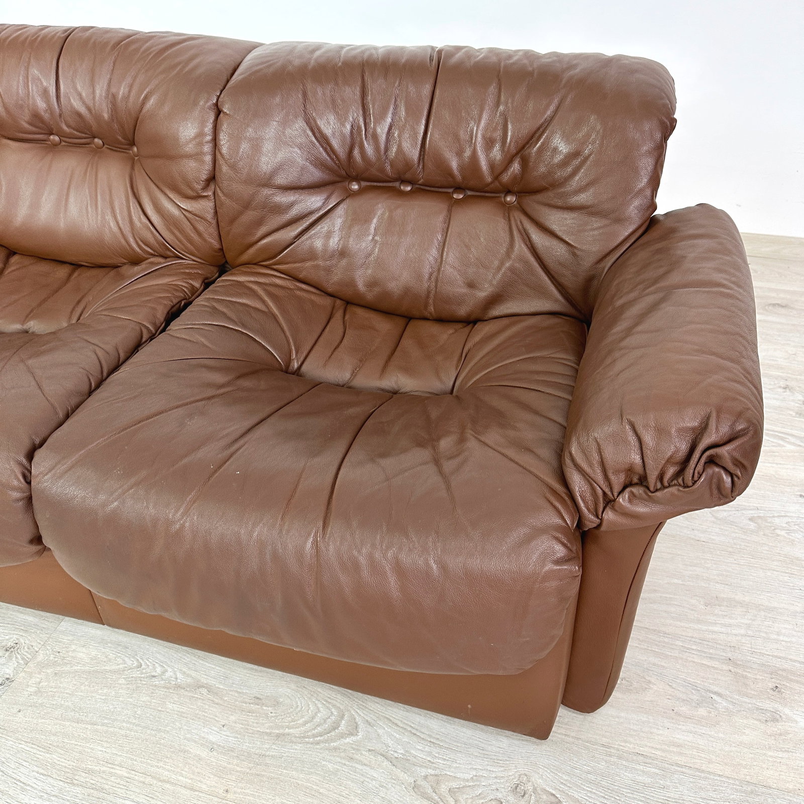 LEATHER SOFA ATTR DE SEDE - 8