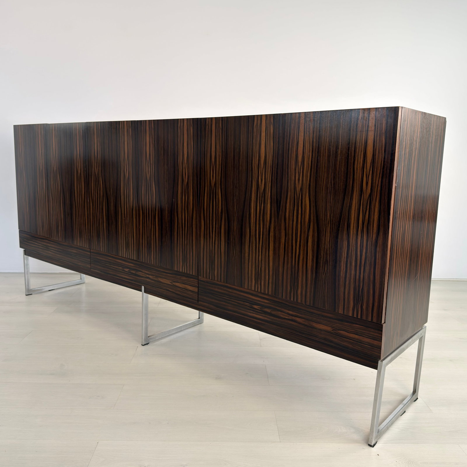 VINTAGE ROSEWOOD SIDEBOARD MANNER OF MEUBELFABRIEK AURORA - 4
