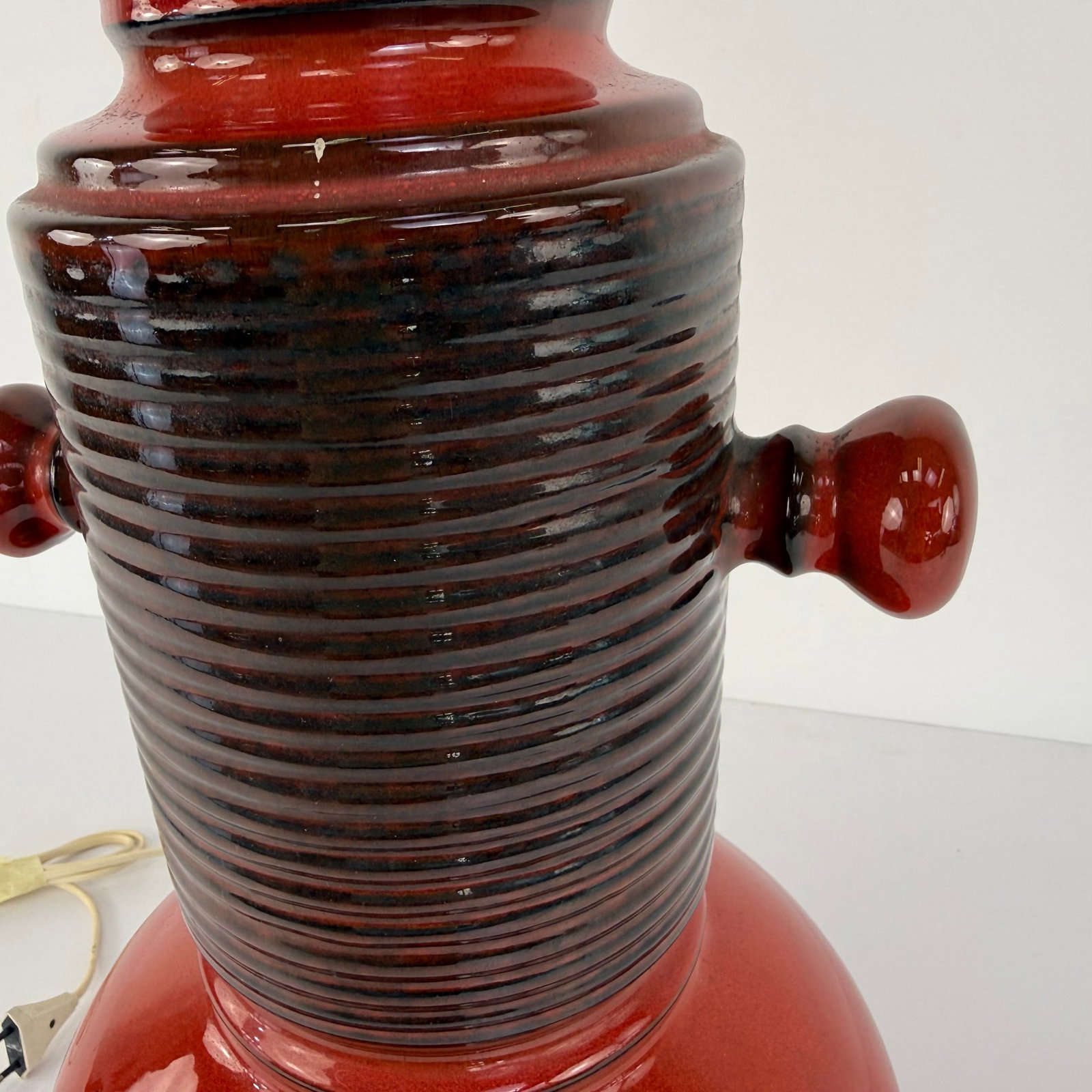 VINTAGE CERAMIC TABLE LAMP - 8