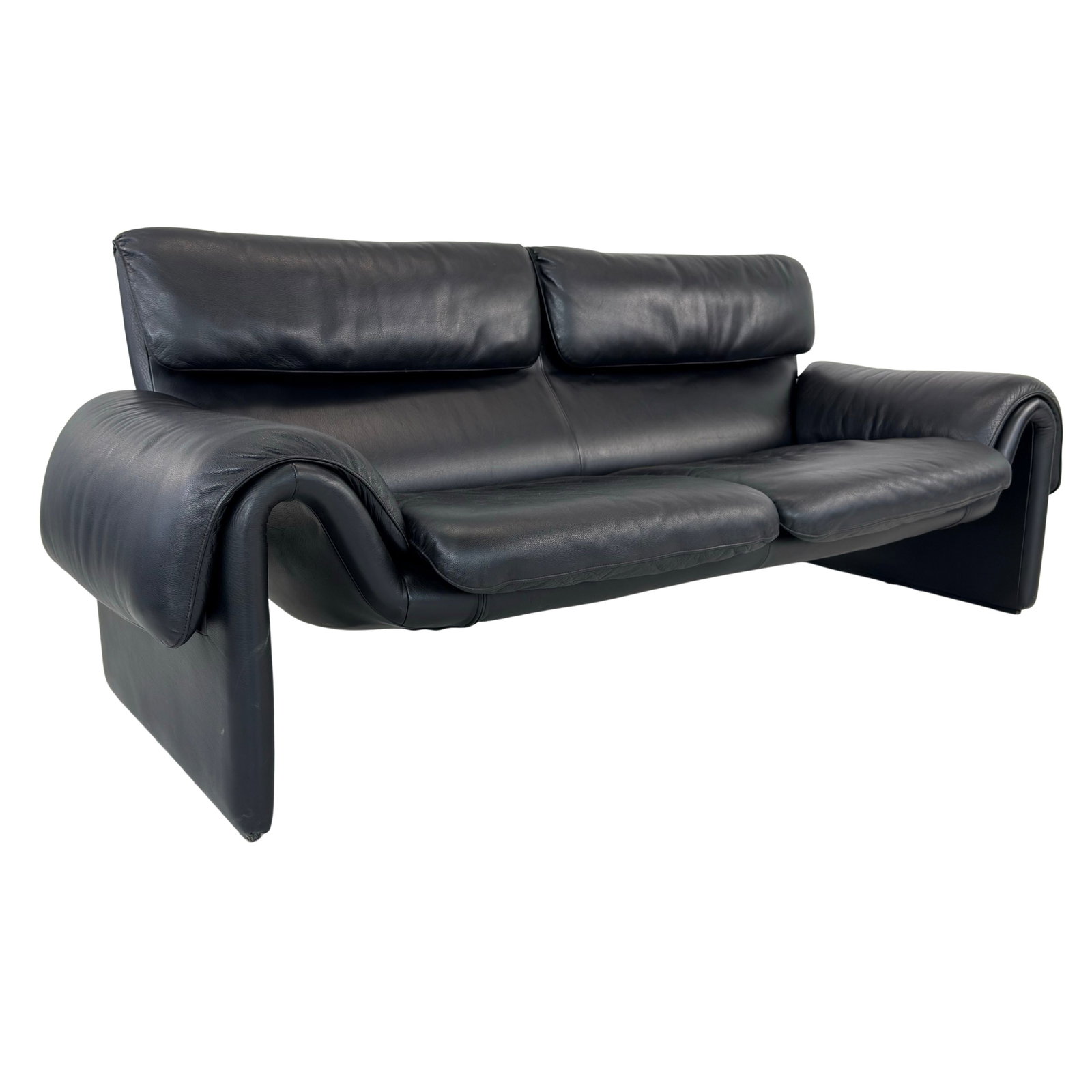 DE SEDE DS 2011 LEATHER SOFA: Dimensions: H 32” x W 77” x D 30” x SH 17”. Vintage black leather two-seater sofa DS 2011 from De Sede with folded armrests.