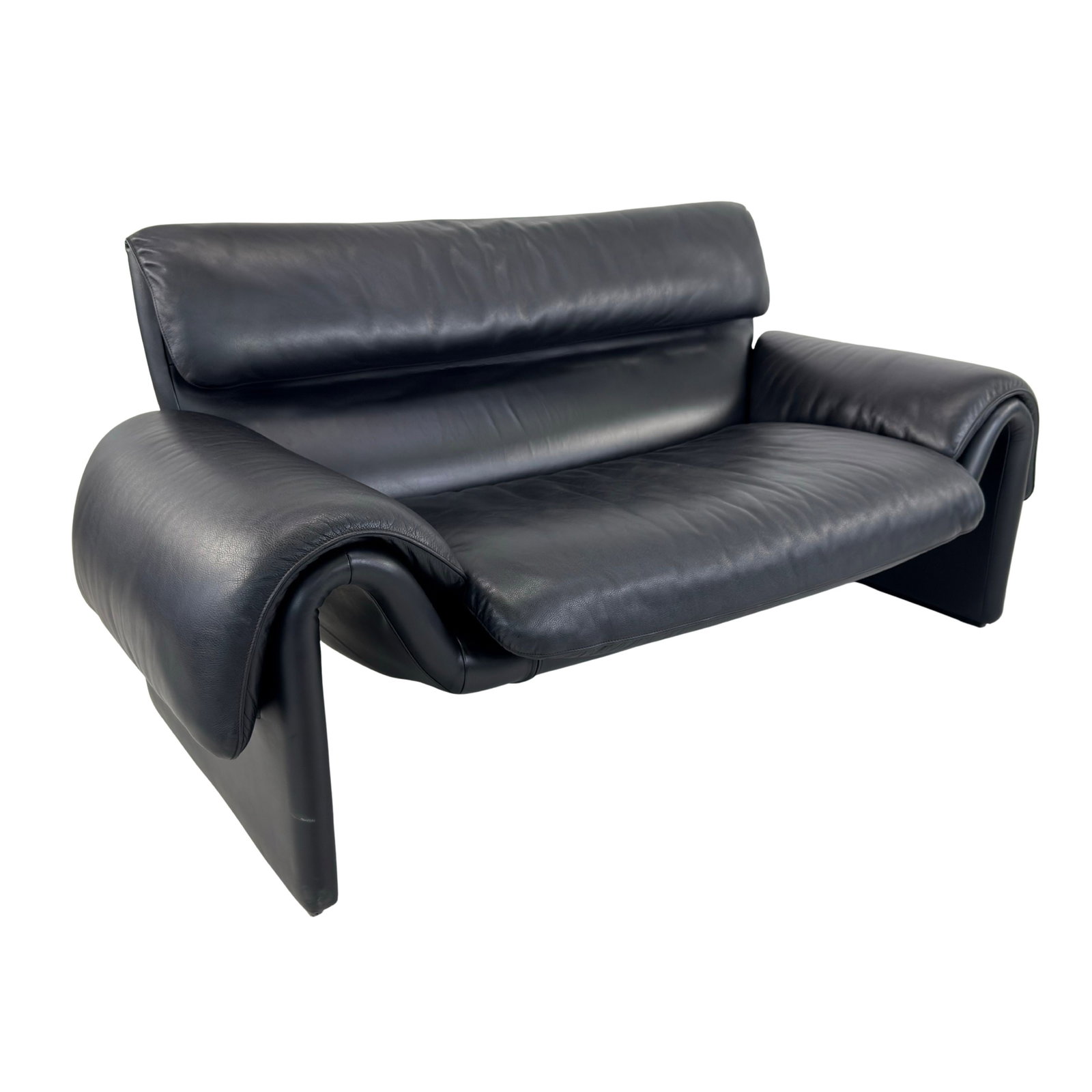 DE SEDE DS 2011 LEATHER SOFA: Dimensions: H 32” x W 66” x D 32.5” x SH 17”. Vintage black leather two-seater sofa DS 2011 from De Sede with folded armrests.