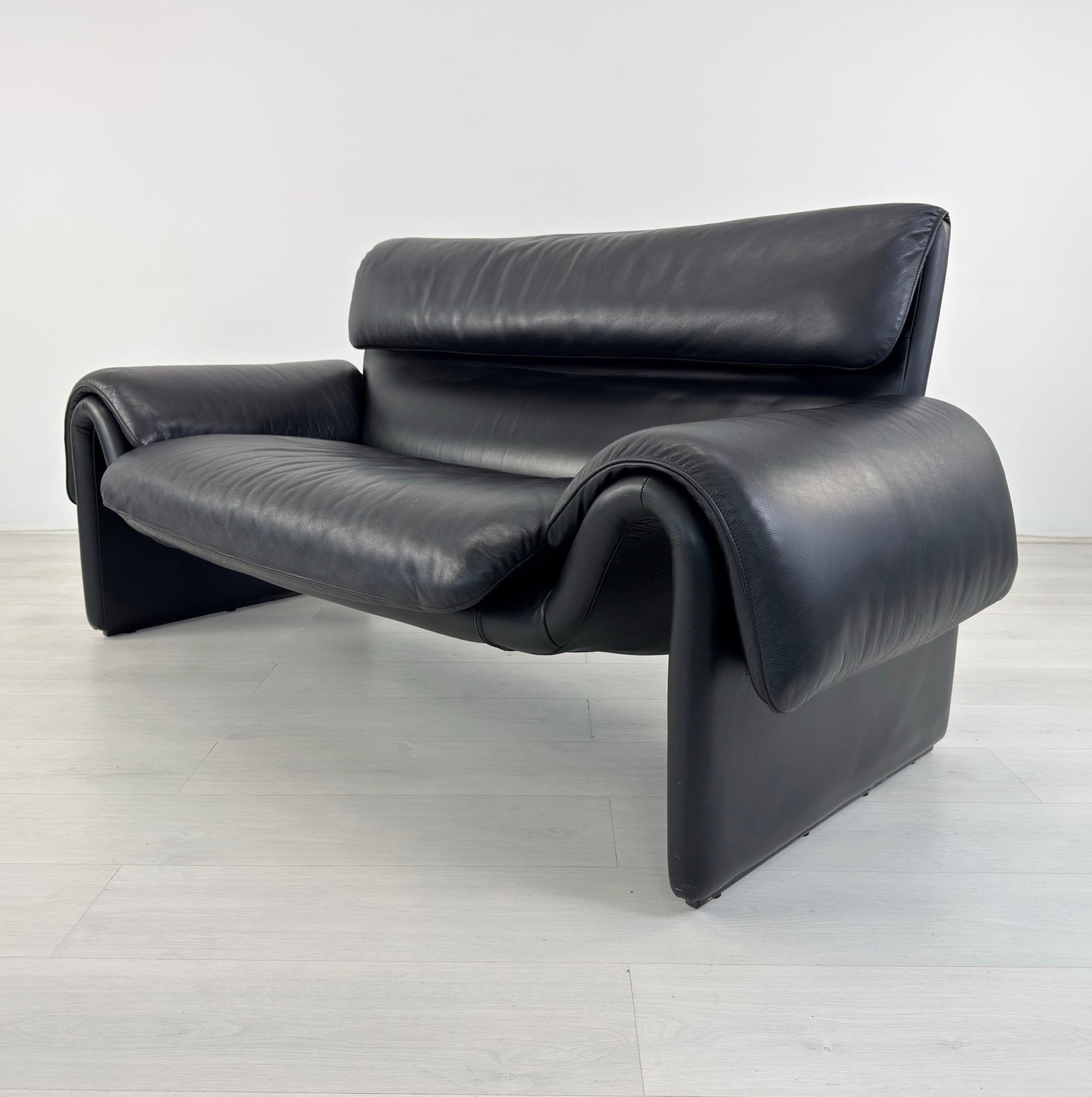 DE SEDE DS 2011 LEATHER SOFA - 3