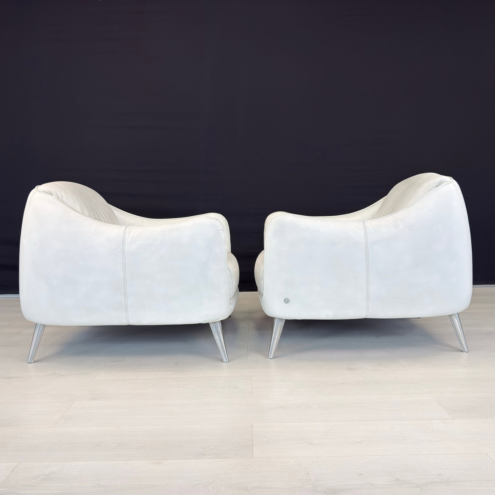 ITALIAN LEATHER ARMCHAIRS BY NATUZZI, A PAIR: Dimensions: H 31.5” x W 30” x D 37” x SH 17” Pair of Italian white leather Platea armchairs designed by Natuzzi Italia in the 1960s.