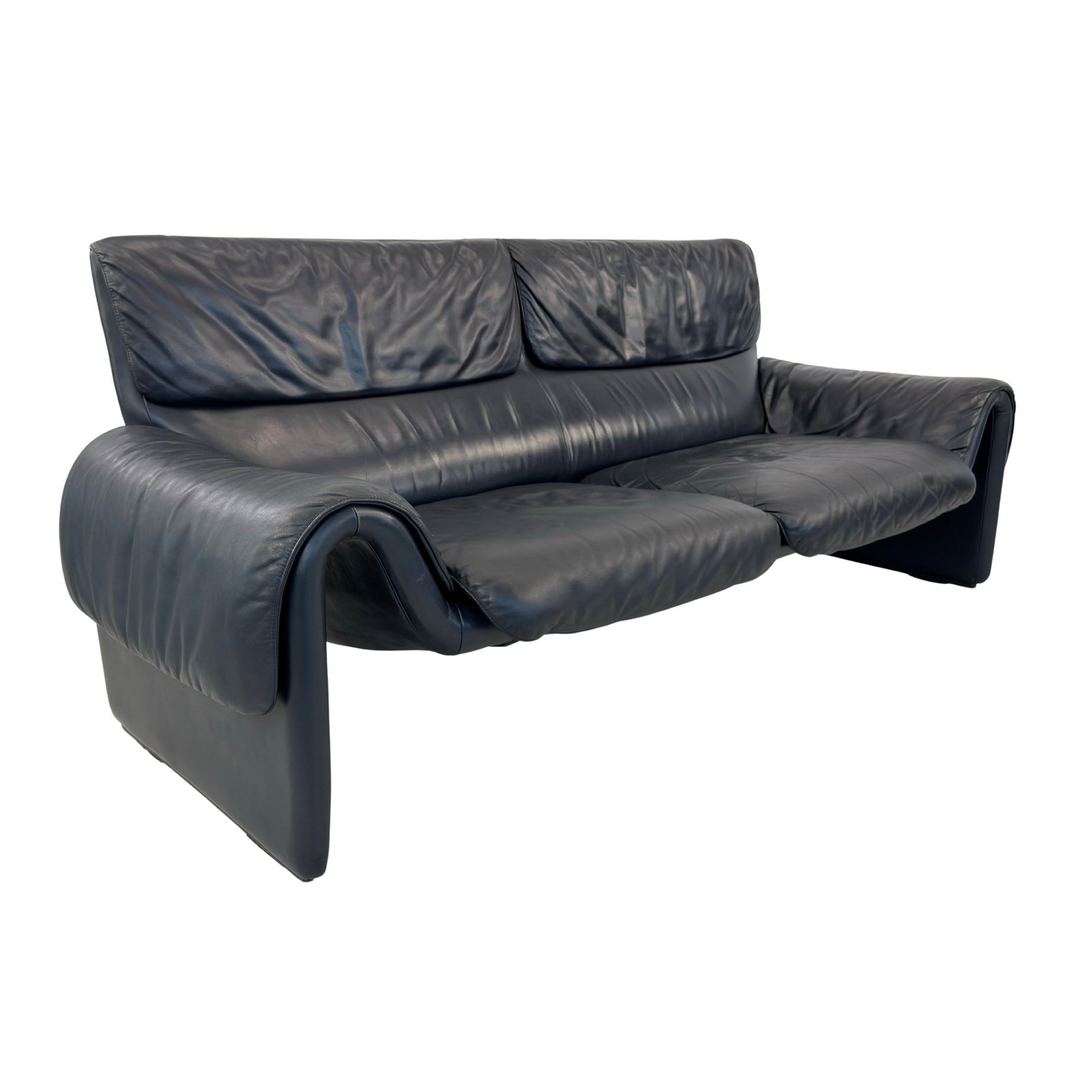 DE SEDE DS 2011 LEATHER SOFA: Dimensions: H 33 ” x W 77” x D 30” x SH 16”. Dark blue leather DS 2011 two-seater sofa from De Sede with removable armrest and backrests, 1970s.