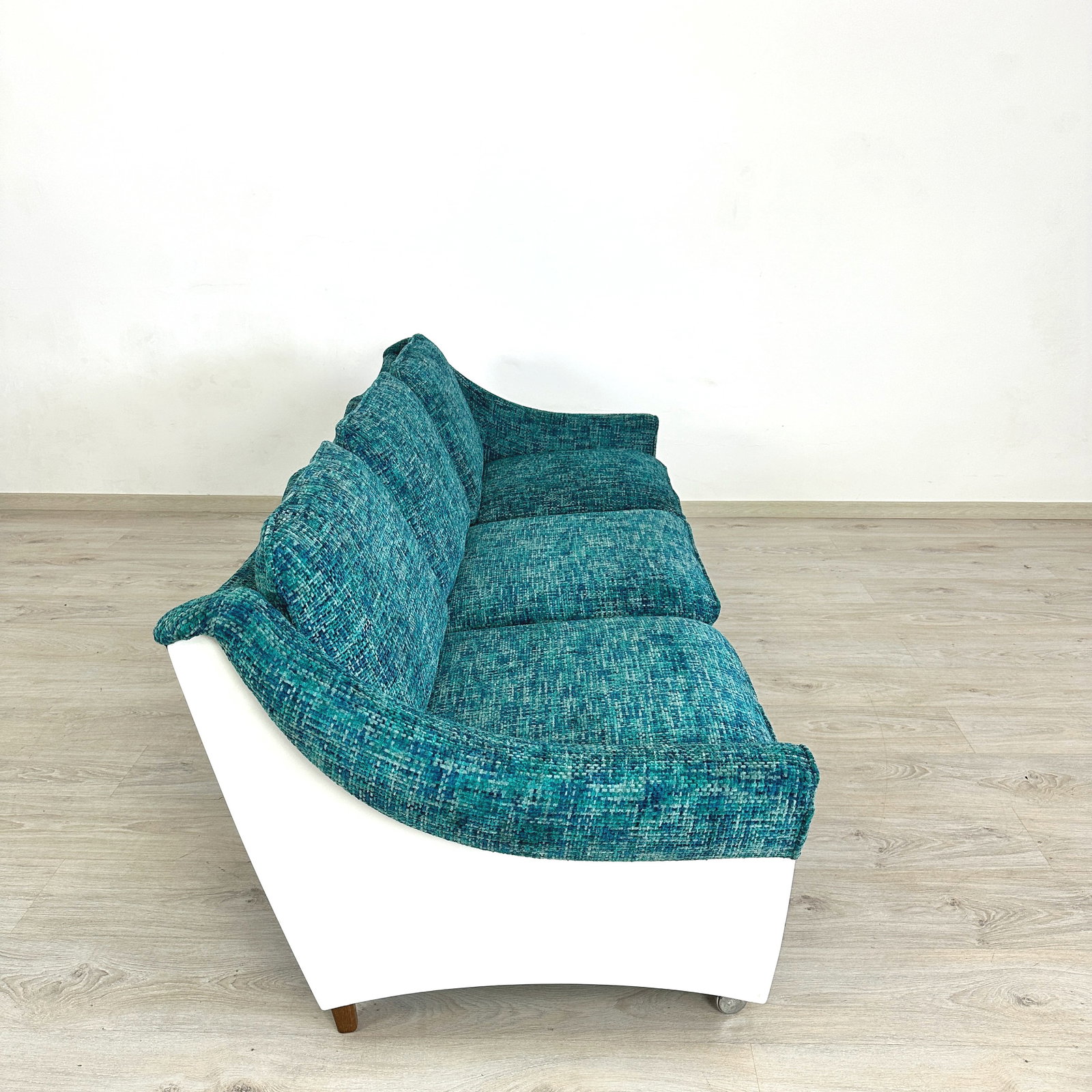 ITALIAN SPACE AGE SOFA - 4
