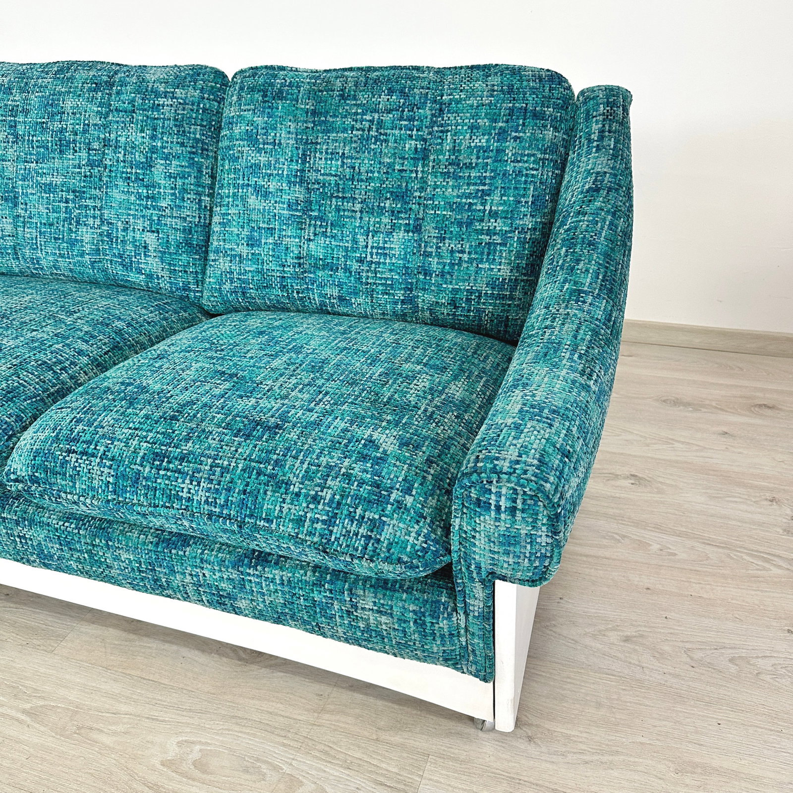 ITALIAN SPACE AGE SOFA - 8