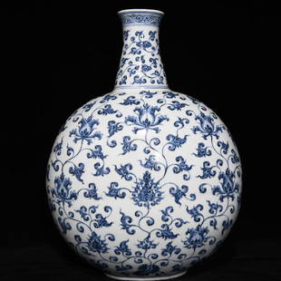 Ming Xuande blue and white flower pattern flat vase: Ming Xuande blue and white flower pattern flat vase, height 44cm and diameter 32cm, new