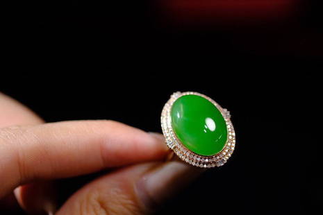 18k gold inlaid with Hetian jasper apple green ring: 18k gold inlaid with Hetian jasper apple green ring, made of heavy gold, inlaid with natural South African diamonds Old pit material ice bottom fruit green, jade quality is delicate and translucent,