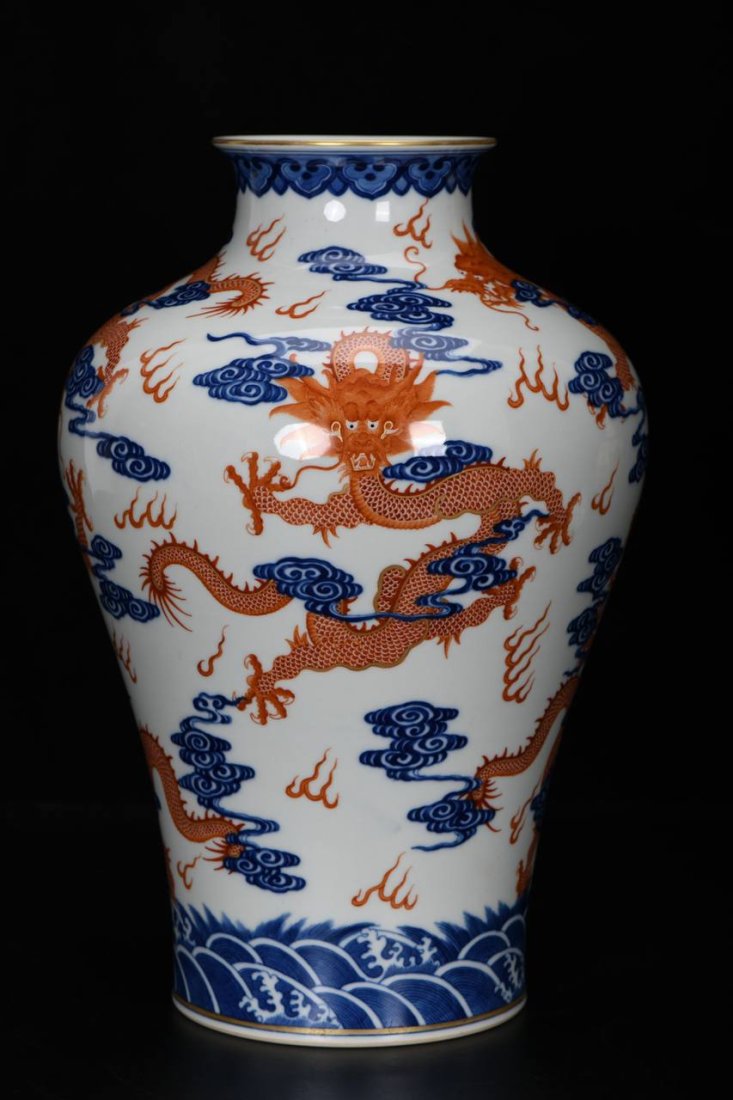 Qianlong period blue and white alum red five dragons with cloud pattern large mouth vase: Qianlong period blue and white alum red five dragons with cloud pattern large mouth vase, 32.5 cm high, 10.5 cm diameter, 21.5 cm belly diameter, 13.5 cm bottom diameter.