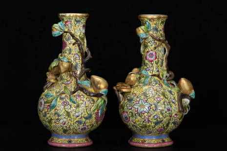 Yongzheng period , enamel yellow Dishu peach Ganoderma lucidum and pomegranate bottle: Yongzheng period of the Qing Dynasty, enamel yellow Dishu peach Ganoderma lucidum and pomegranate bottle, 21.5 cm high, 4.9 cm in diameter, 13.6 cm in belly diameter, and 7.5 cm in base diameter.