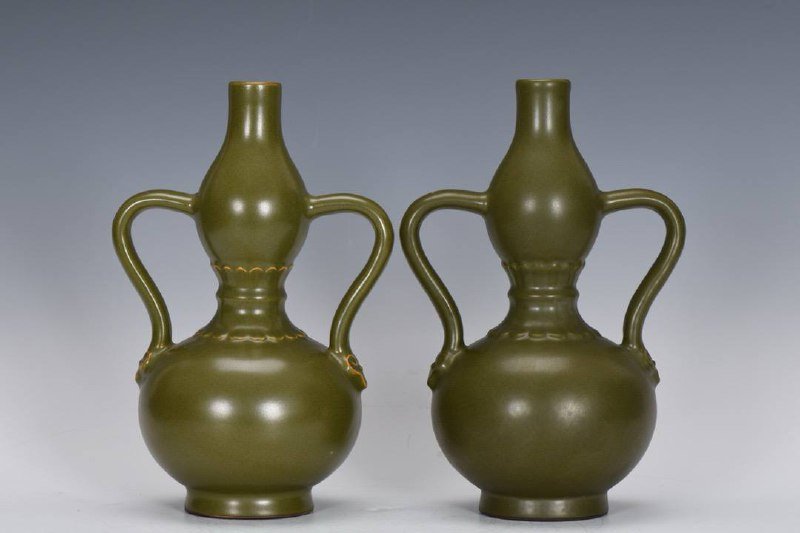Qing Dynasty, Qianlong period, tea-leaf double-eared gourd bottle (1 of 8)