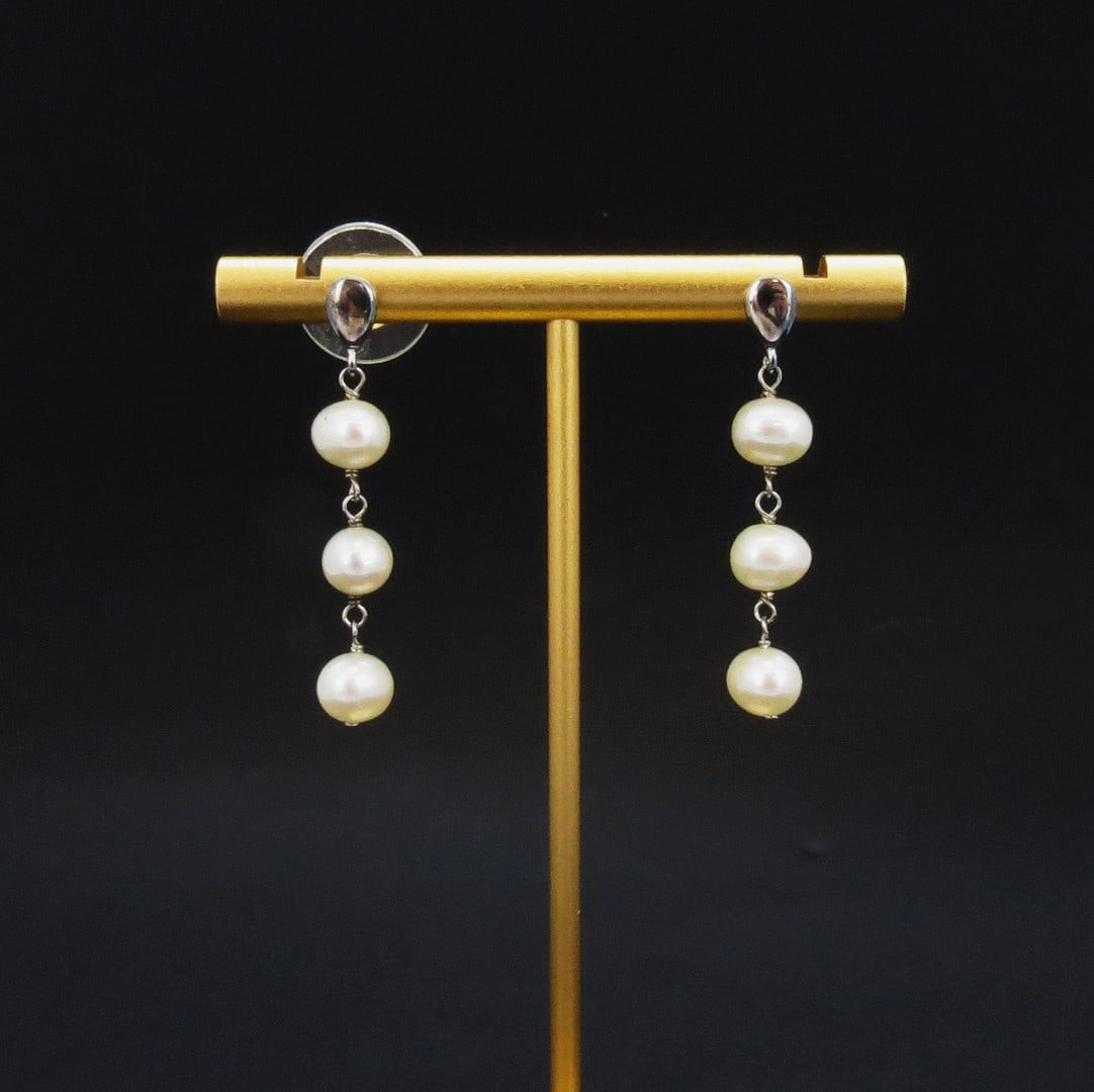 A pair of 925 silver drop earrings set with pearls, L. 2.5cm. (1 of 3)