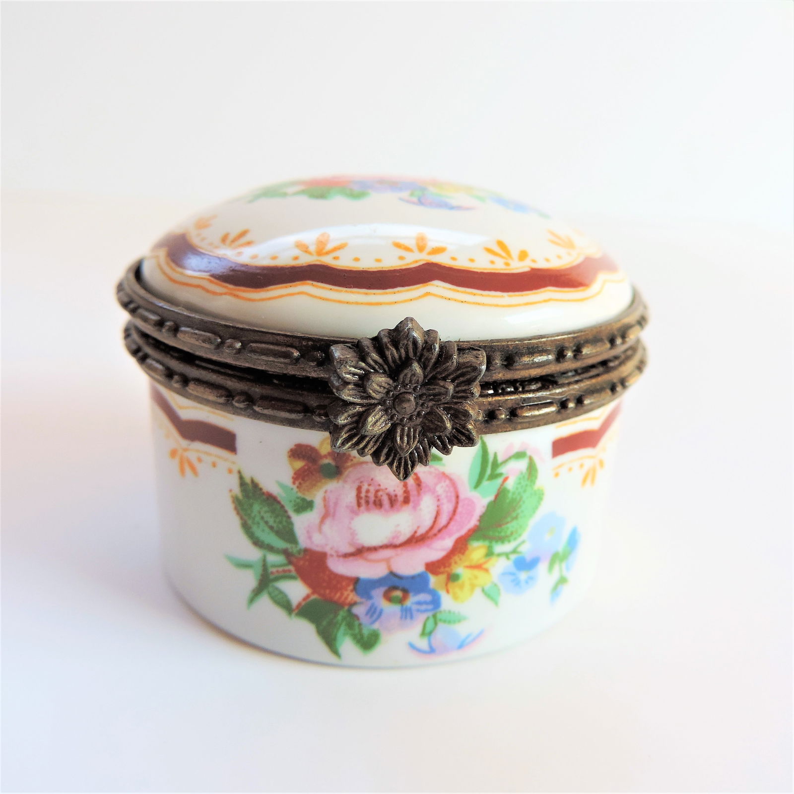 Vintage French Limoges Hand Painted Porcelain Trinket Box. A pretty hand painted Limoges porcelain t: Vintage French Limoges Hand Painted Porcelain Trinket Box. A pretty hand painted Limoges porcelain trinket/pill box with metal frame. Dimensions:� 6cm diameter and 4cm high. Condition: Very goo