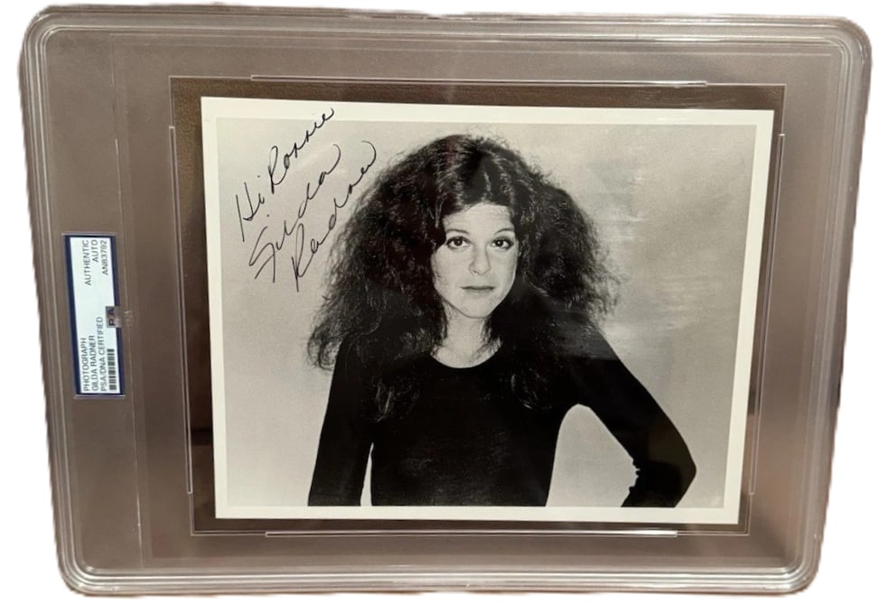 Gilda Radner Signed Slabbed 8" x 10" Photo (PSA DNA Authentication) (1 of 3)