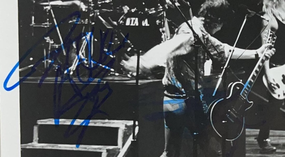 Guns N' Roses Group Signed 8" x 10" Promo Photo (4 Sigs) (Beckett Authentication) - 2