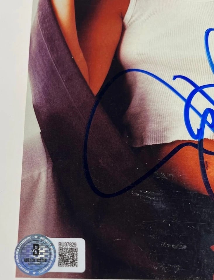 Friends: Jennifer Aniston Signed 10" x 8" Photo (Beckett Authentication) - 2