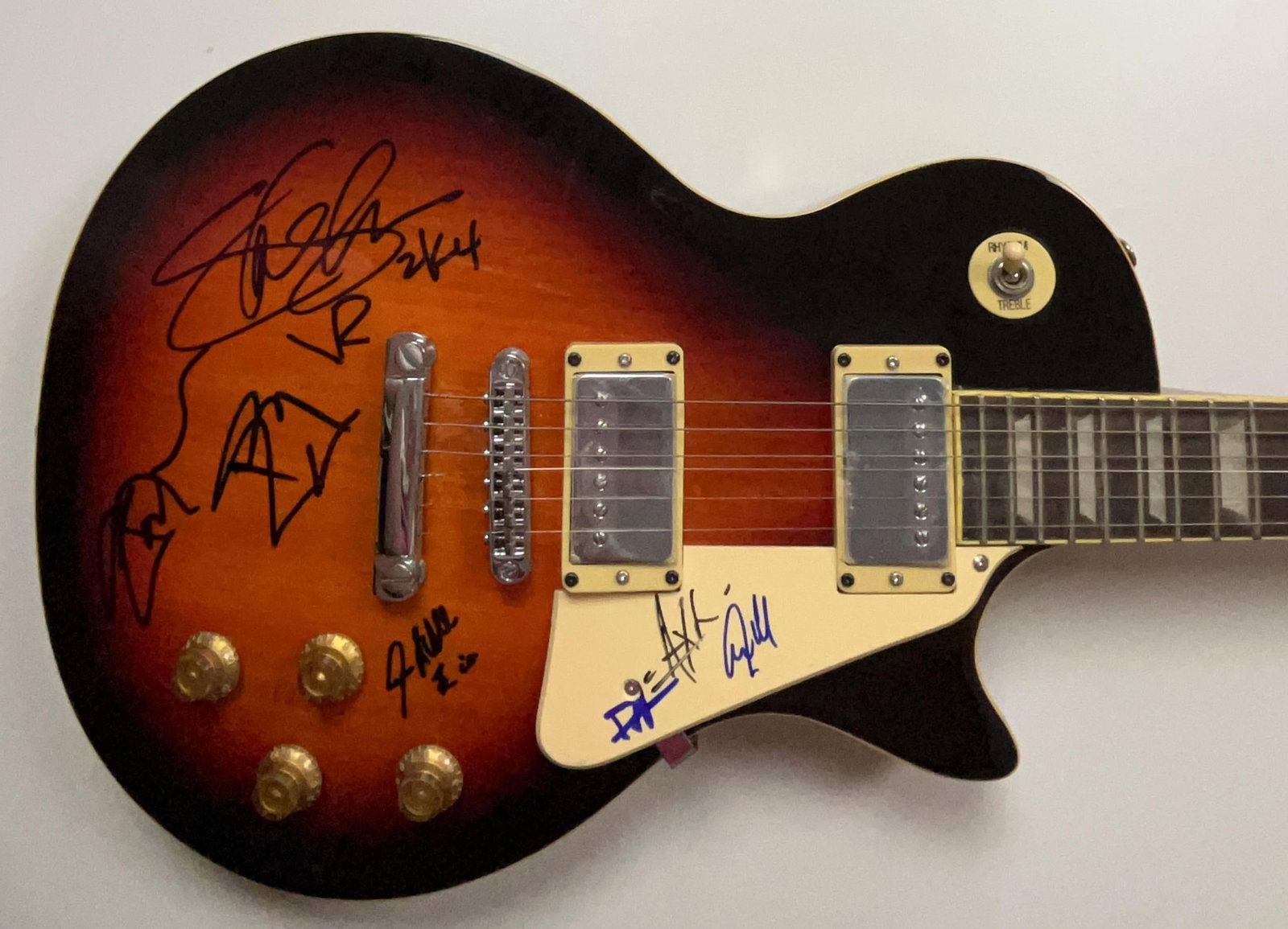 Guns N’ Roses Fully Group Signed Les Paul-Style Guitar (7 Sigs) (Beckett Authentication) (1 of 3)