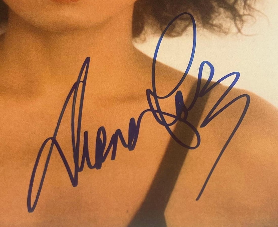 Supremes: Diana Ross Signed "Red Hot Rhythm & Blues" Album (Beckett) - 2