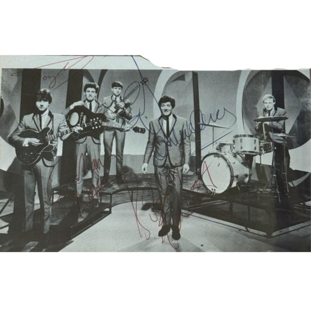 The Hollies Group Signed 5" x 7.5" Magazine Photo (5 Sigs) (Beckett Encapsulated) (1 of 3)
