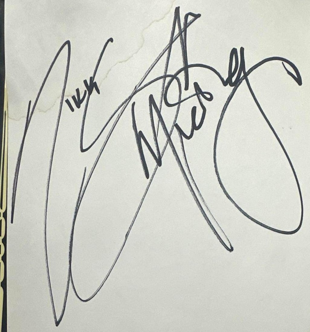 Motley Crue Group Signed "The Dirt: Motley Crue" Book (3 Sigs) (Beckett) - 3