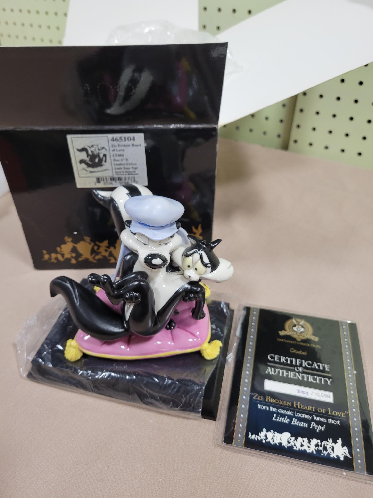 Goebel Looney Tunes Spotlight Collection Pepe Le Pew Zie Broken Heart Of Love (1 of 5)