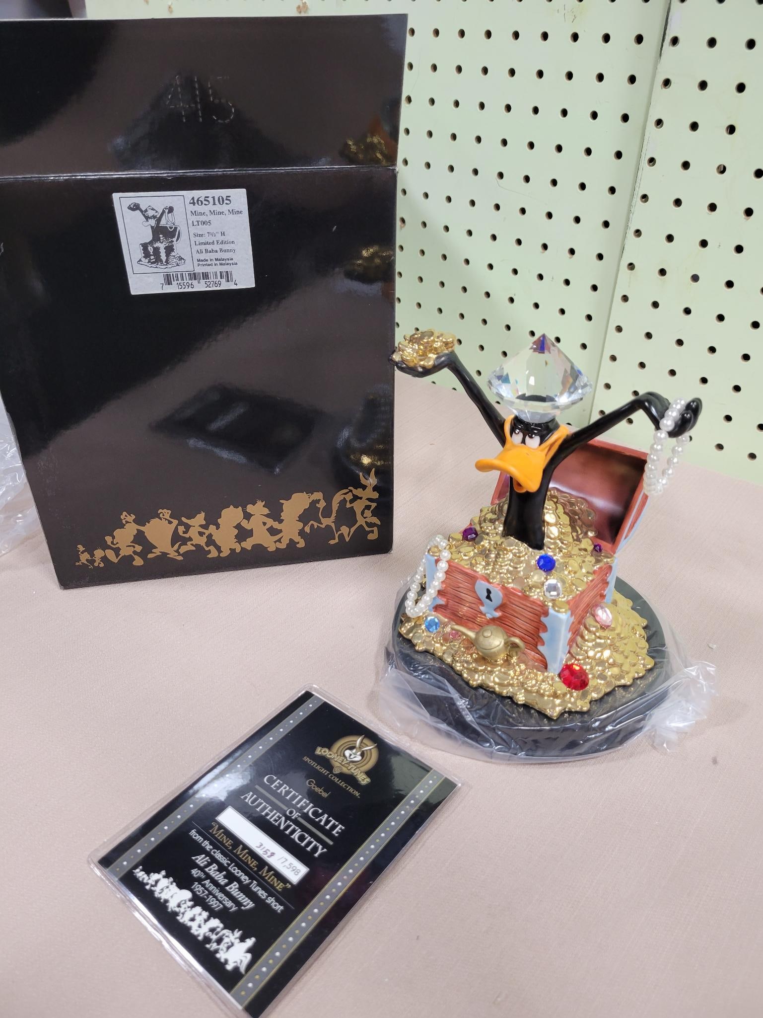 GOEBEL LOONEY TUNES DAFFY DUCK 1997 MINE,MINE,MINE: .