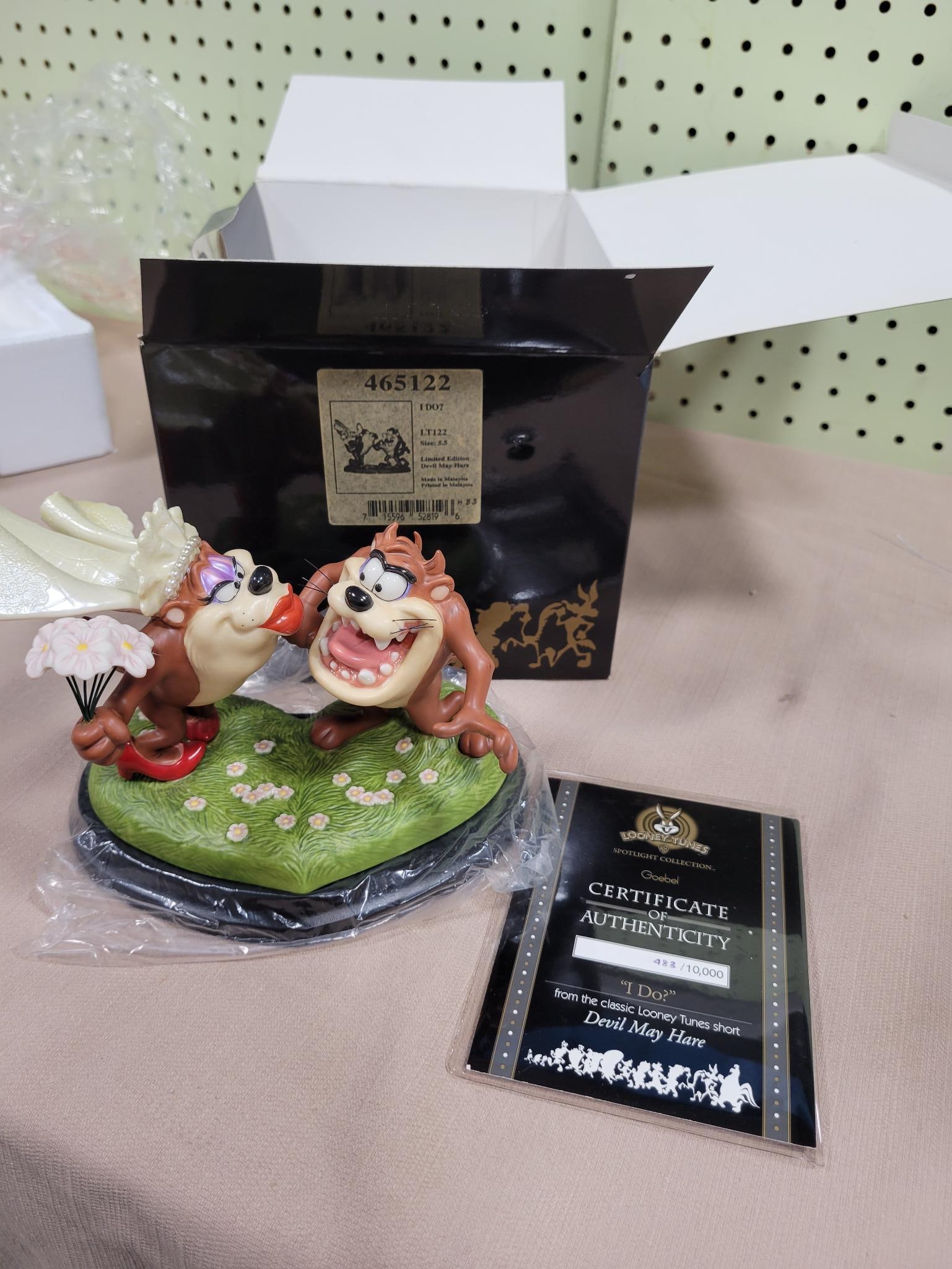 Goebel Looney Tunes Spotlight Collection Taz Tasmanian Devil "I Do?": .